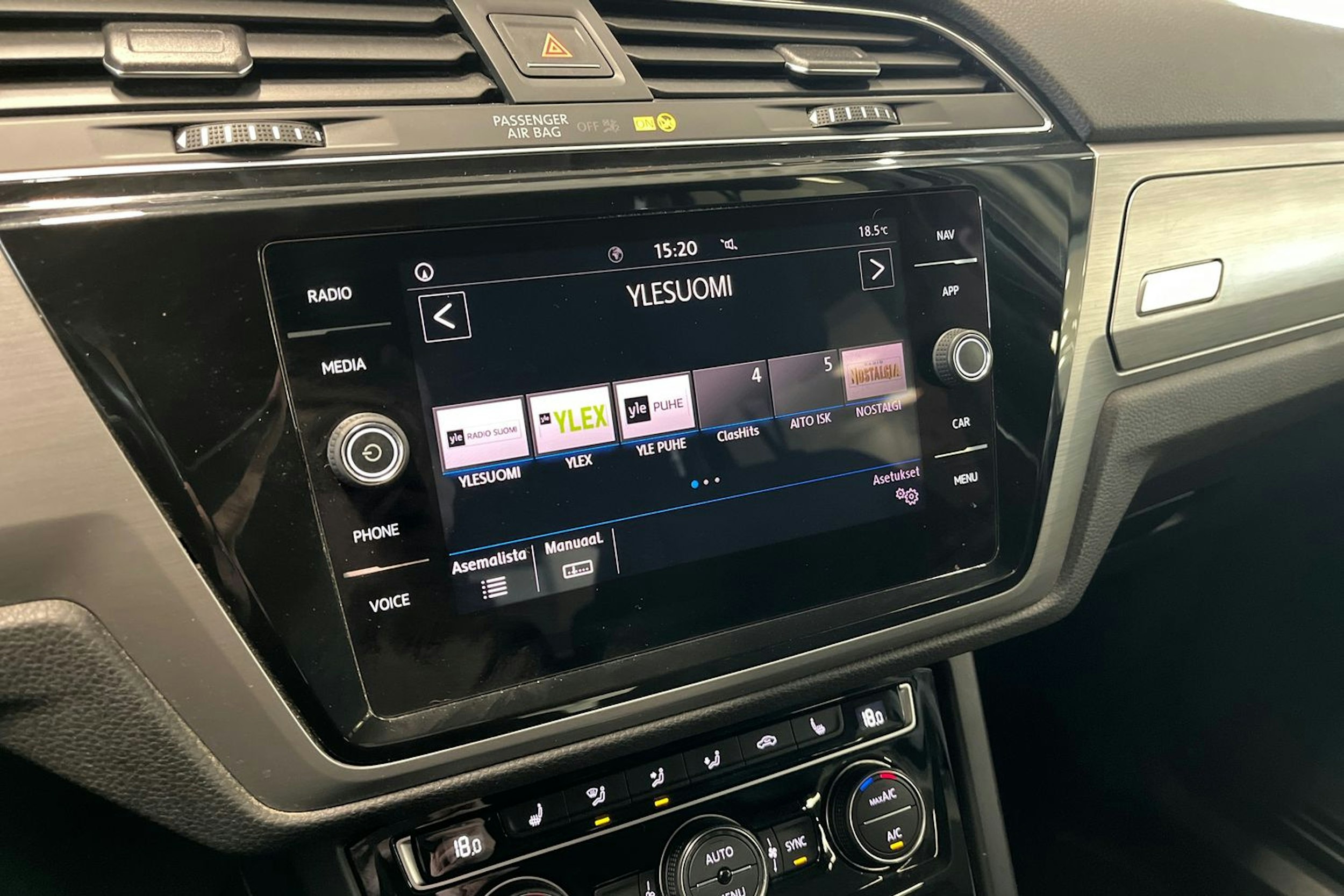 harmaa Volkswagen Touran 2018 kuva 20.
