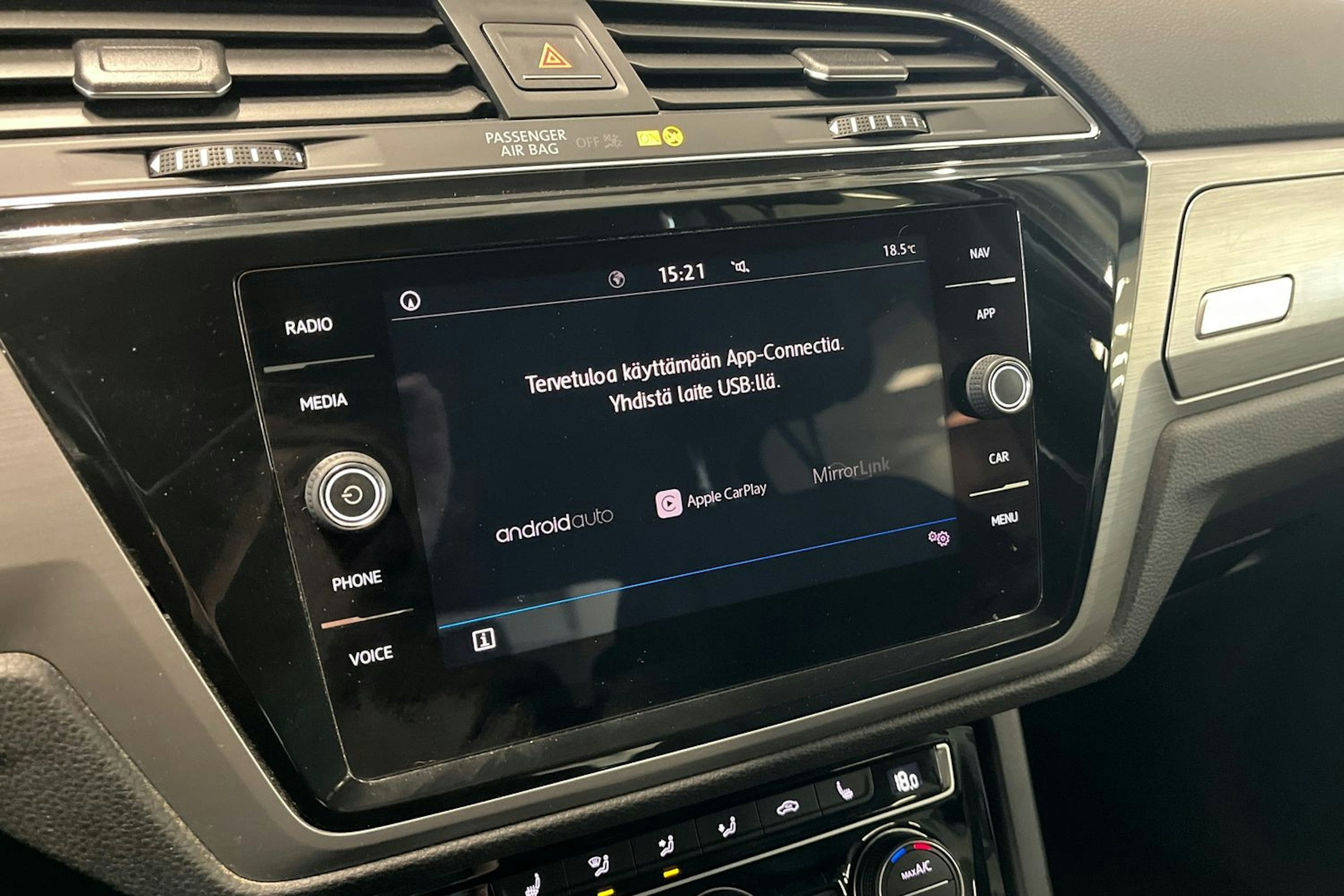 harmaa Volkswagen Touran 2018 kuva 21.