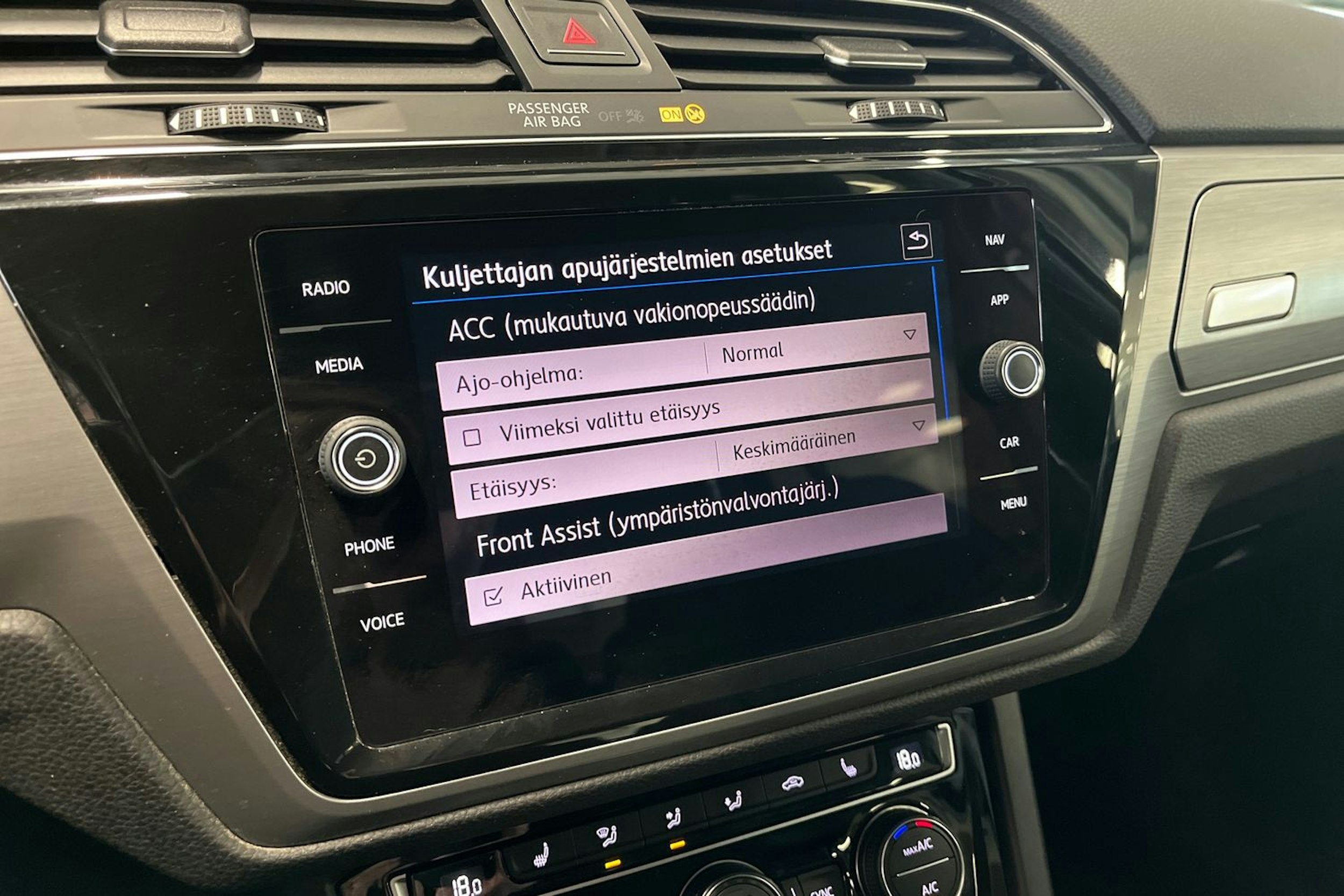 harmaa Volkswagen Touran 2018 kuva 22.