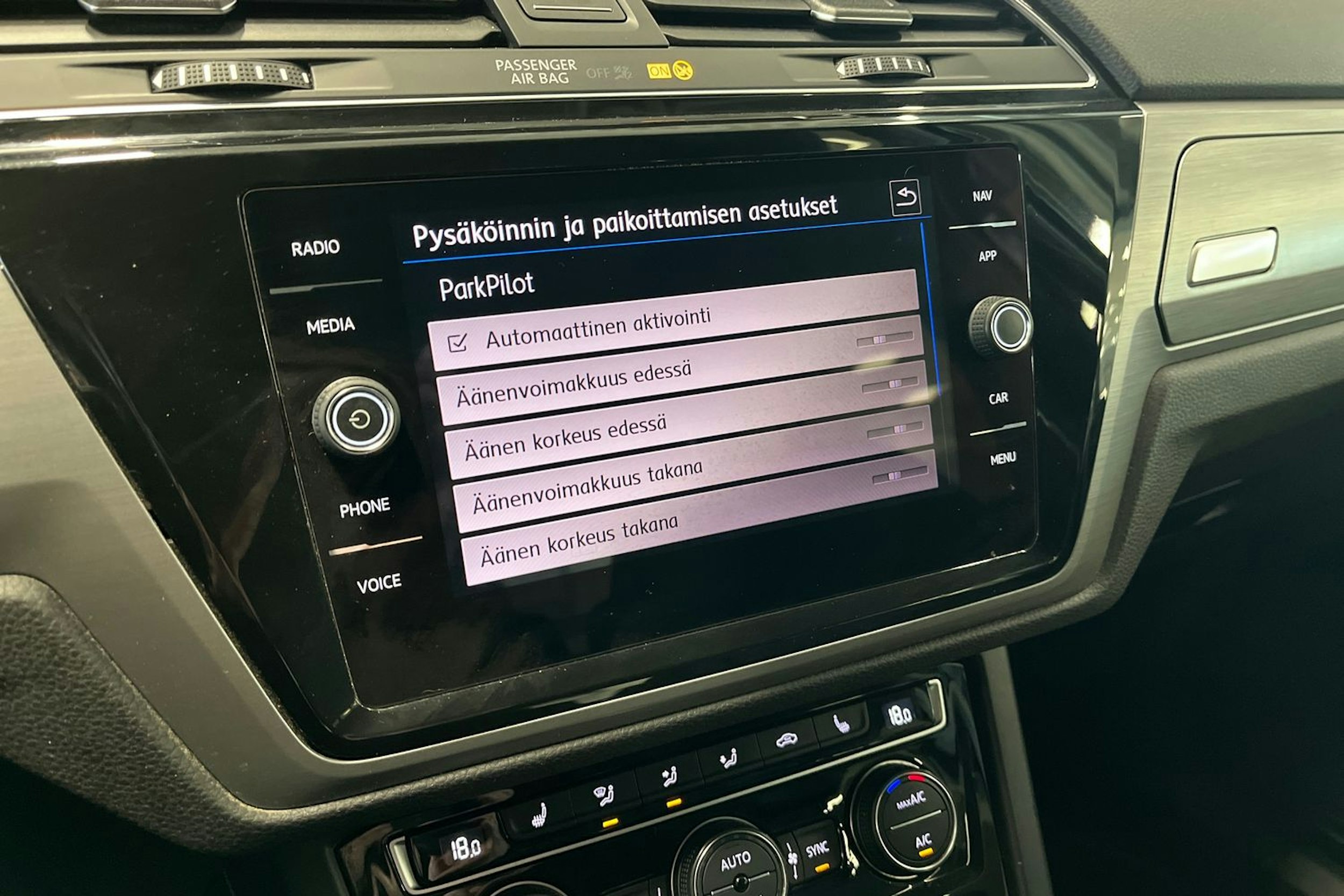 harmaa Volkswagen Touran 2018 kuva 23.