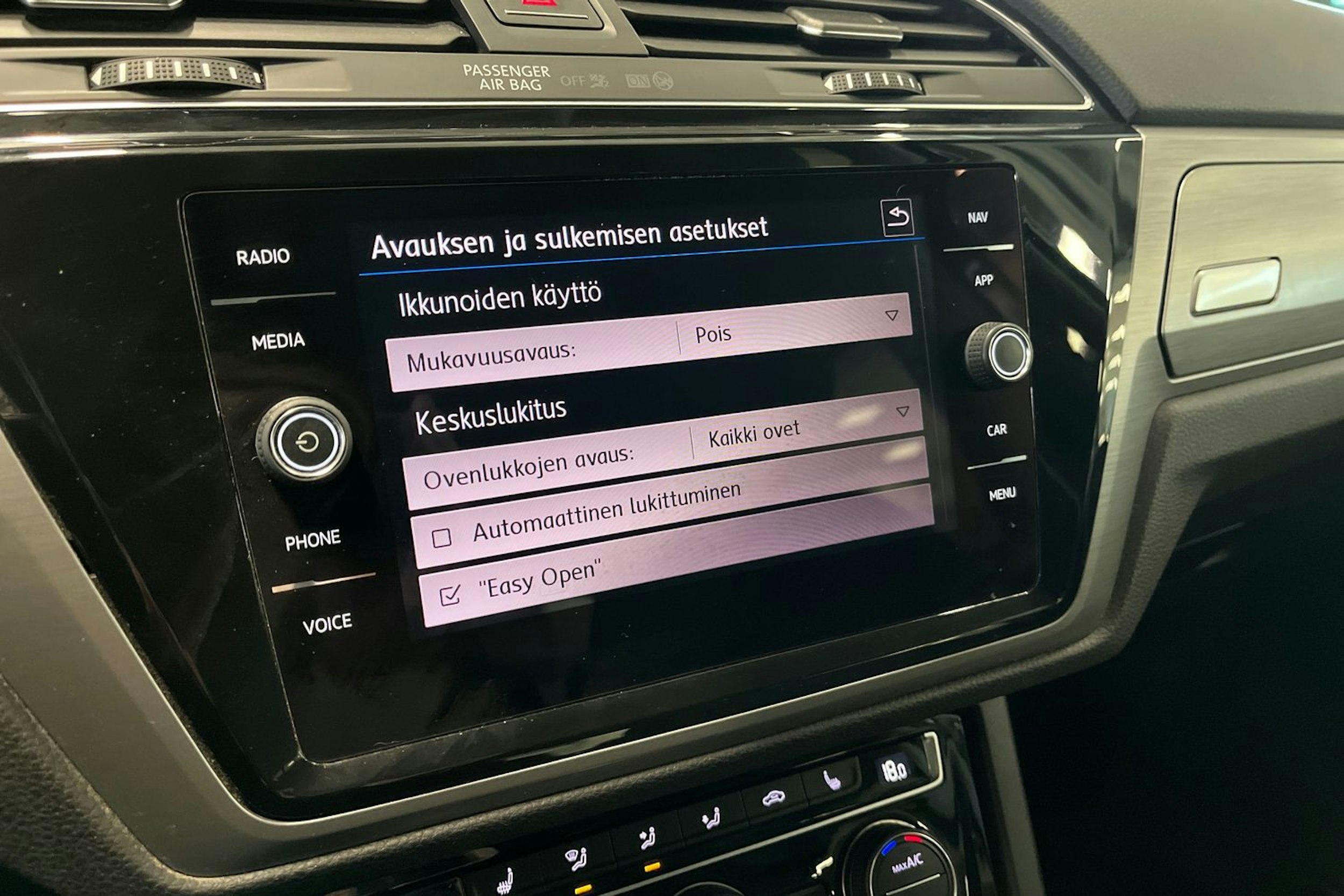 harmaa Volkswagen Touran 2018 kuva 24.