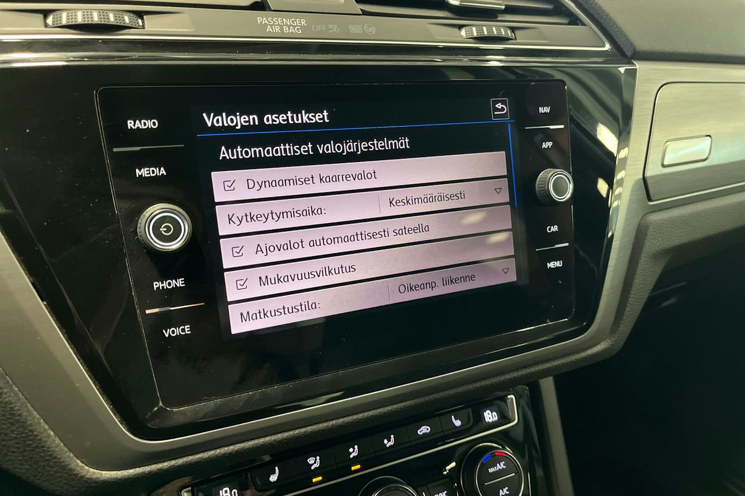 harmaa Volkswagen Touran 2018 kuva 25.