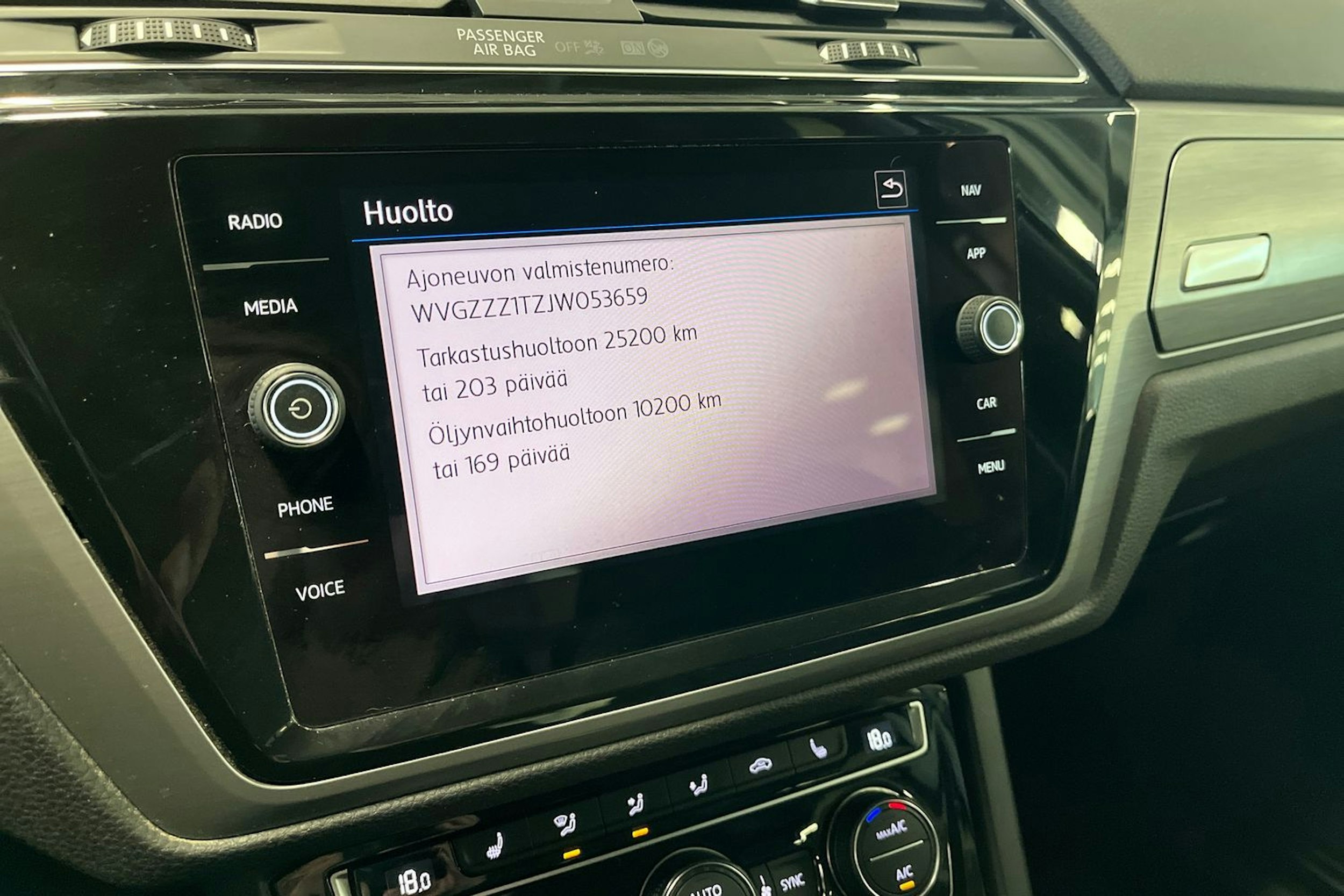 harmaa Volkswagen Touran 2018 kuva 26.
