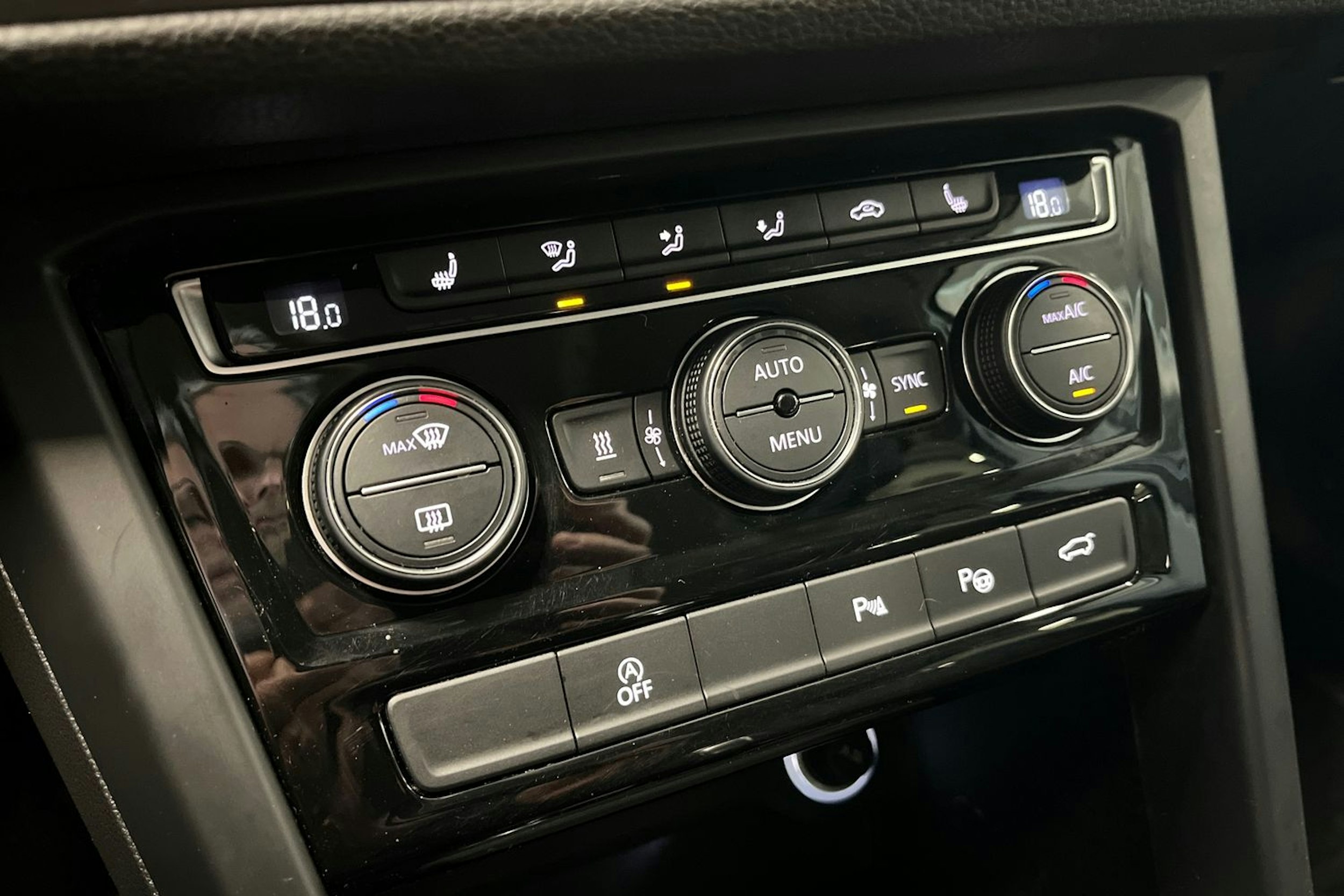 harmaa Volkswagen Touran 2018 kuva 29.