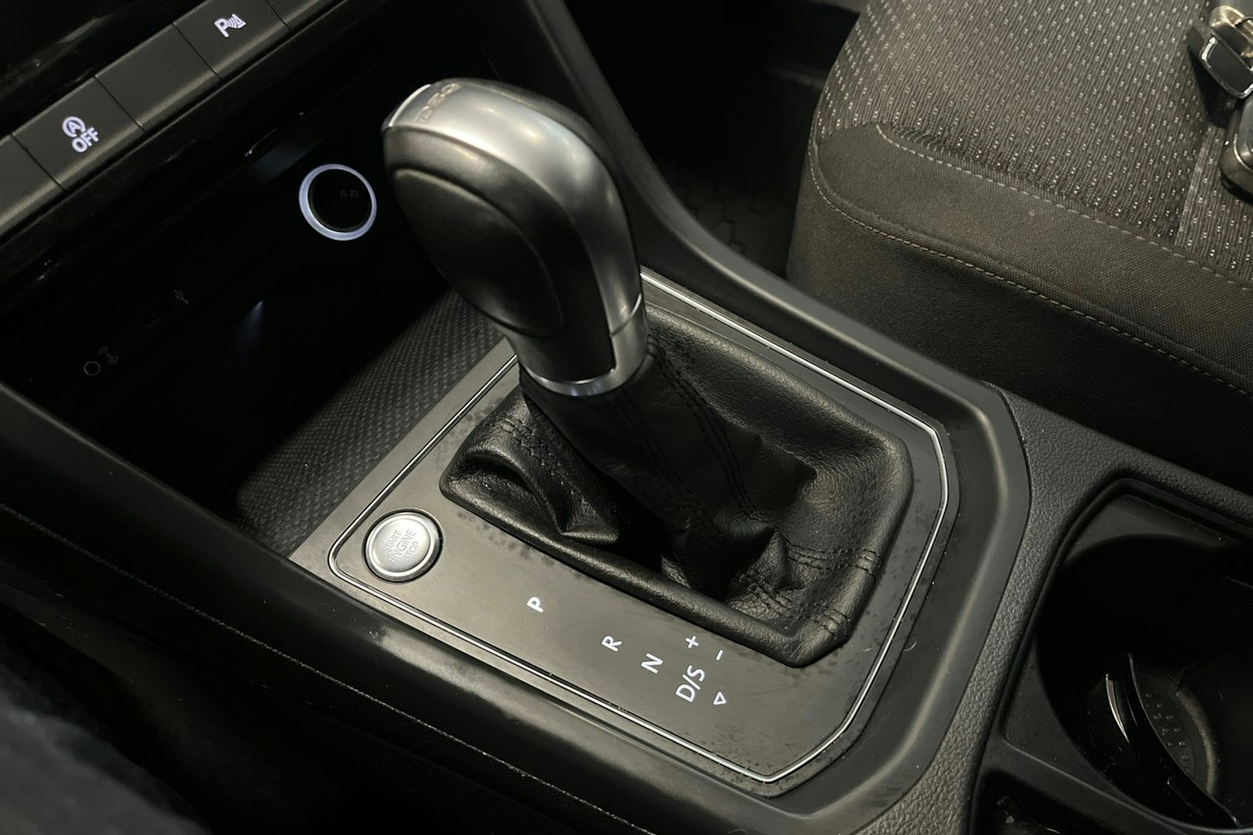 harmaa Volkswagen Touran 2018 kuva 30.