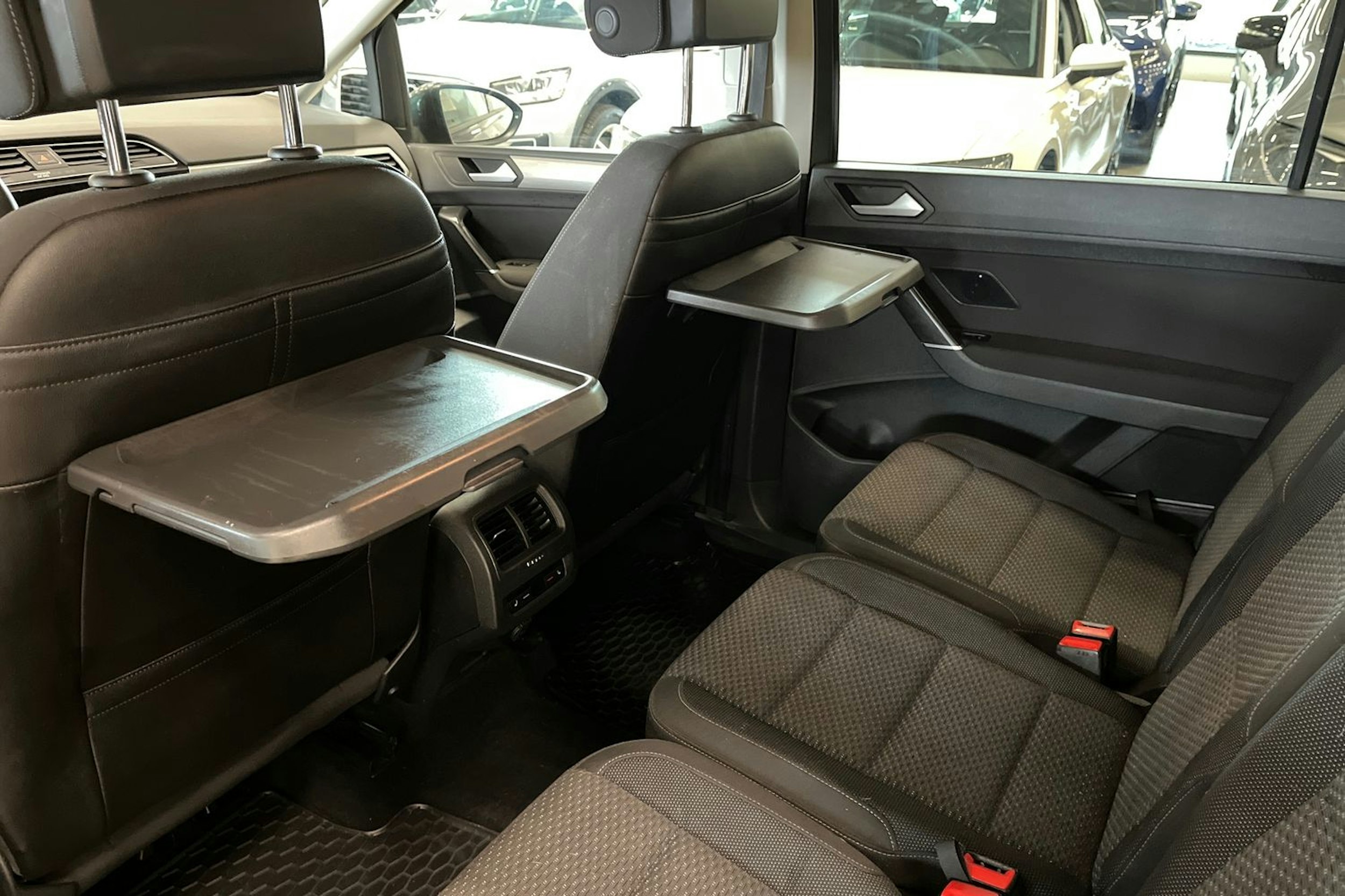 harmaa Volkswagen Touran 2018 kuva 32.