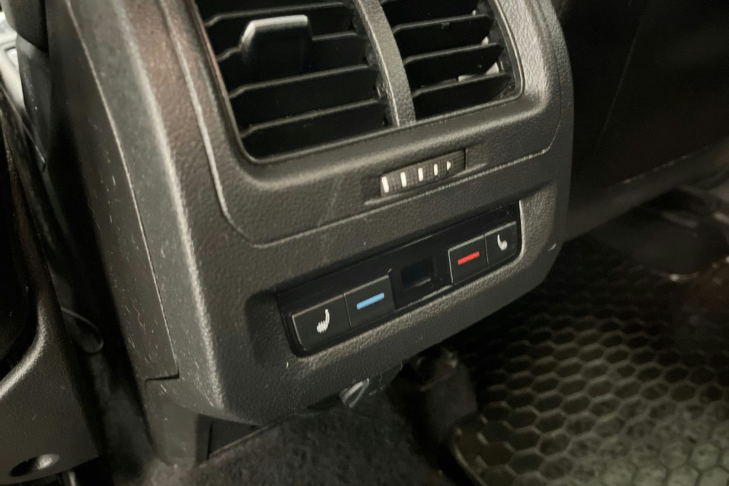 harmaa Volkswagen Touran 2018 kuva 33.