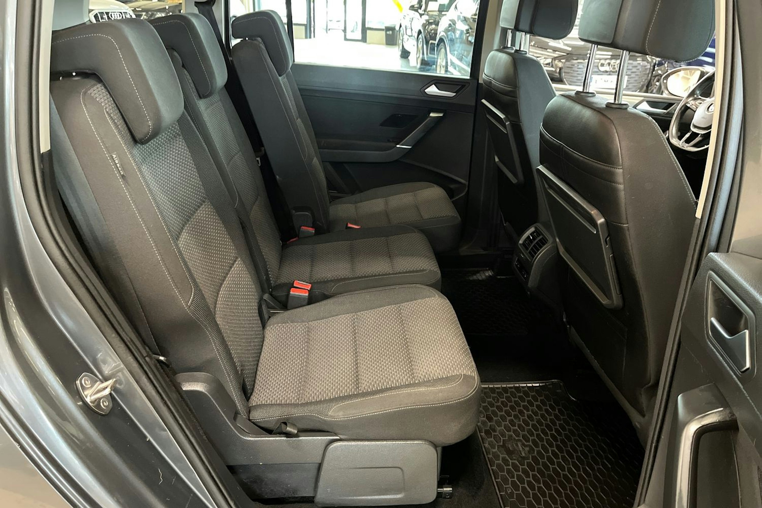 harmaa Volkswagen Touran 2018 kuva 34.
