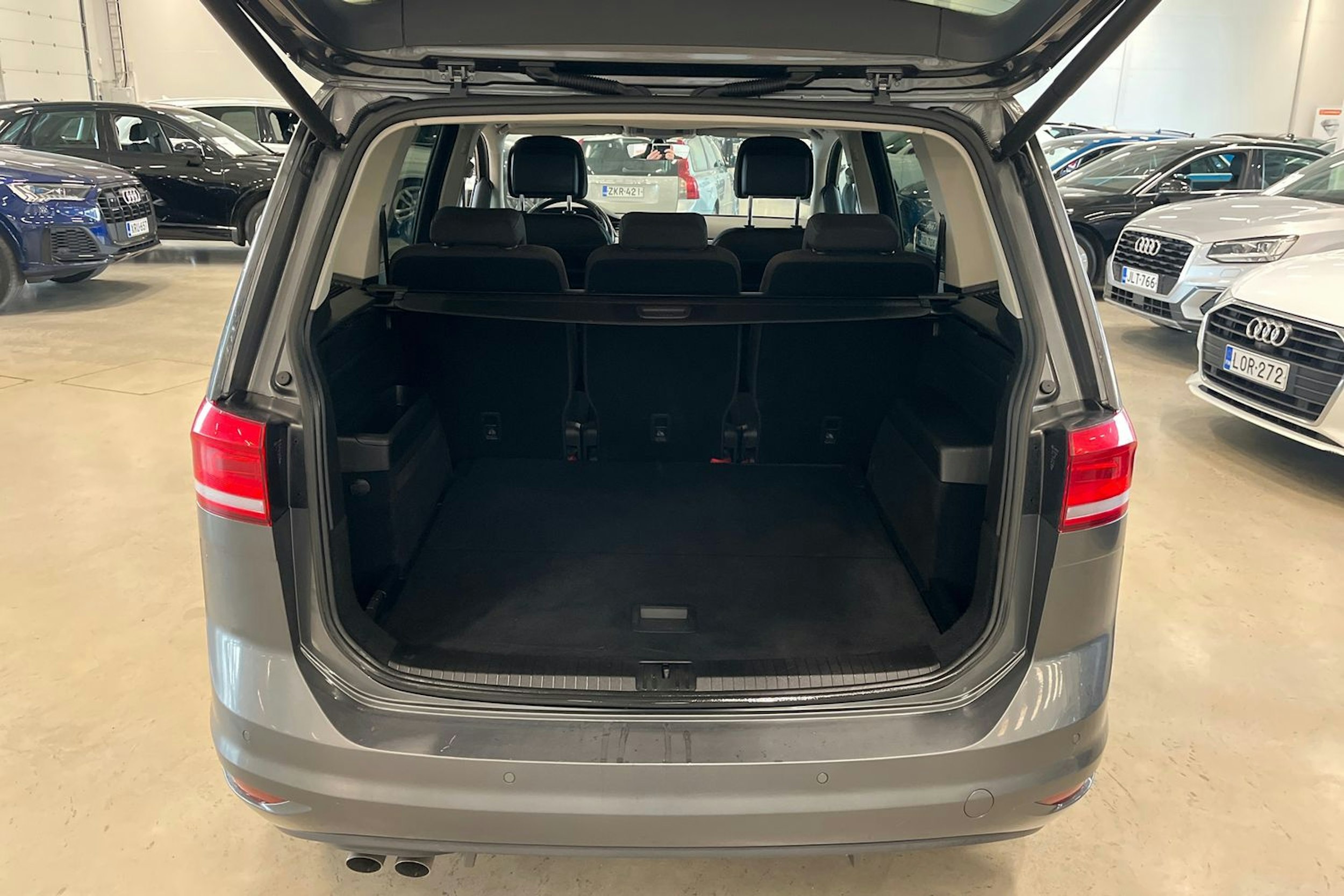 harmaa Volkswagen Touran 2018 kuva 35.