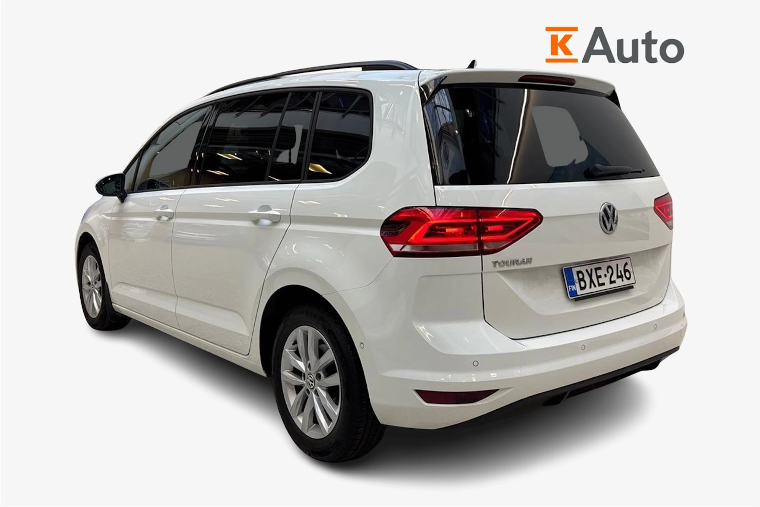 valkoinen Volkswagen Touran 2019 kuva 2.