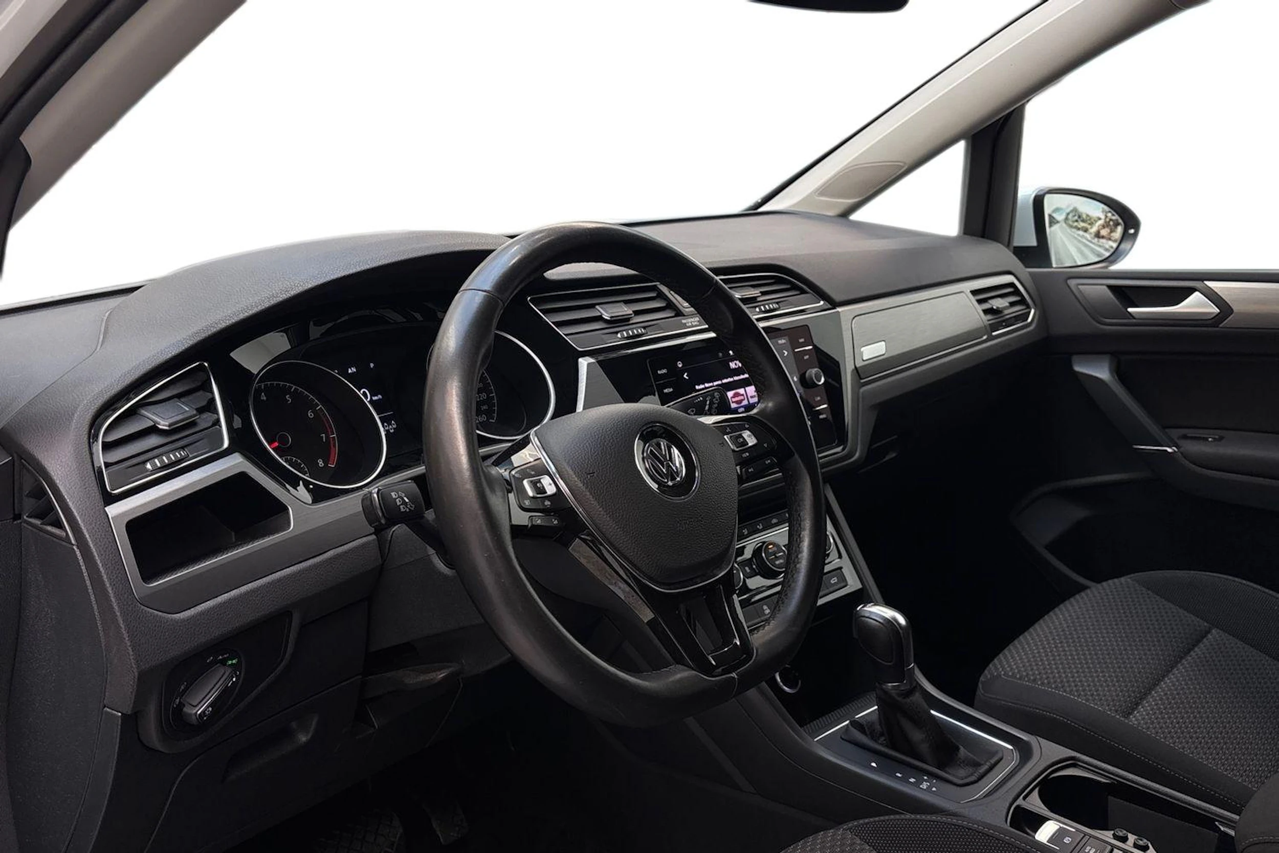 valkoinen Volkswagen Touran 2019 kuva 6.