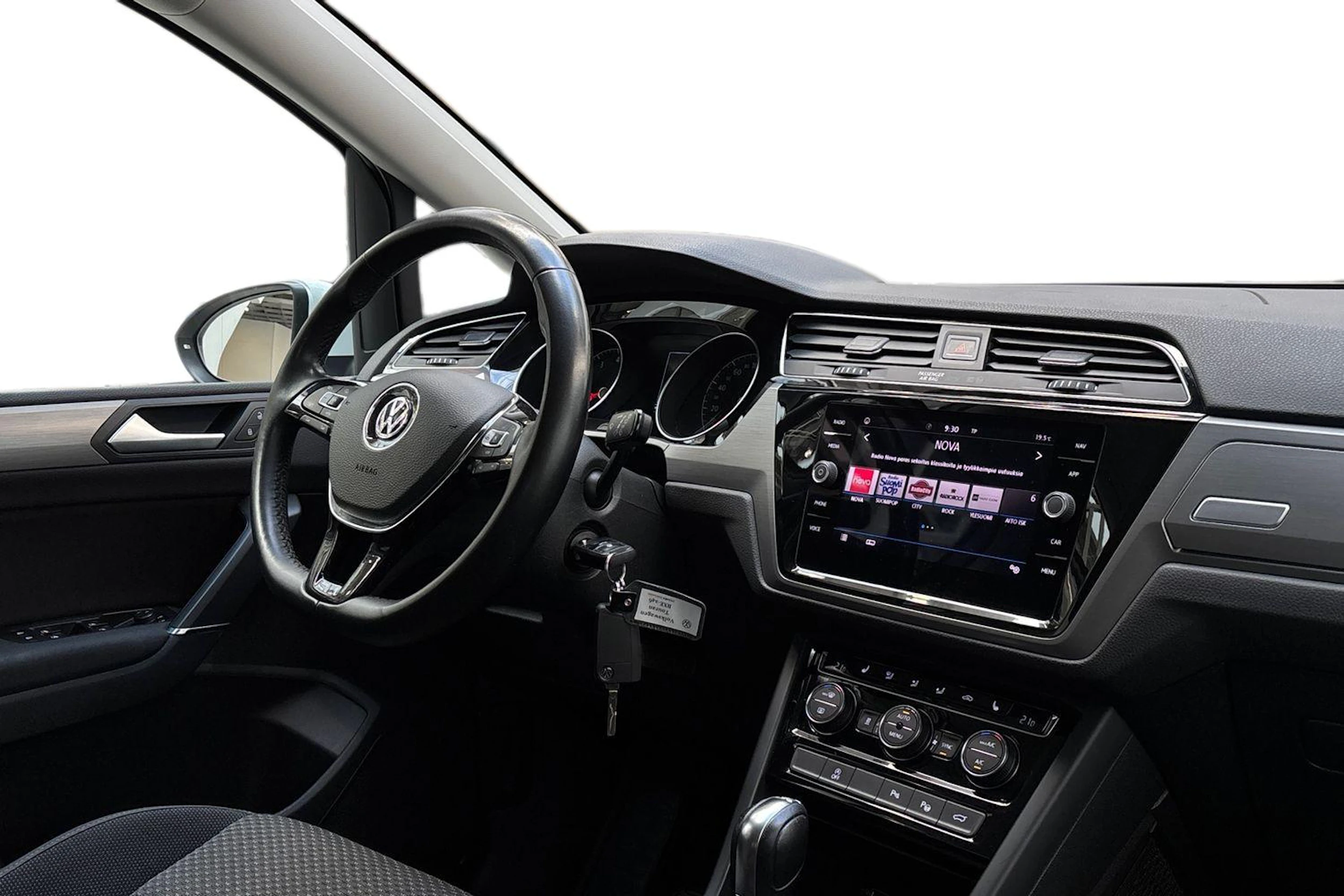 valkoinen Volkswagen Touran 2019 kuva 7.