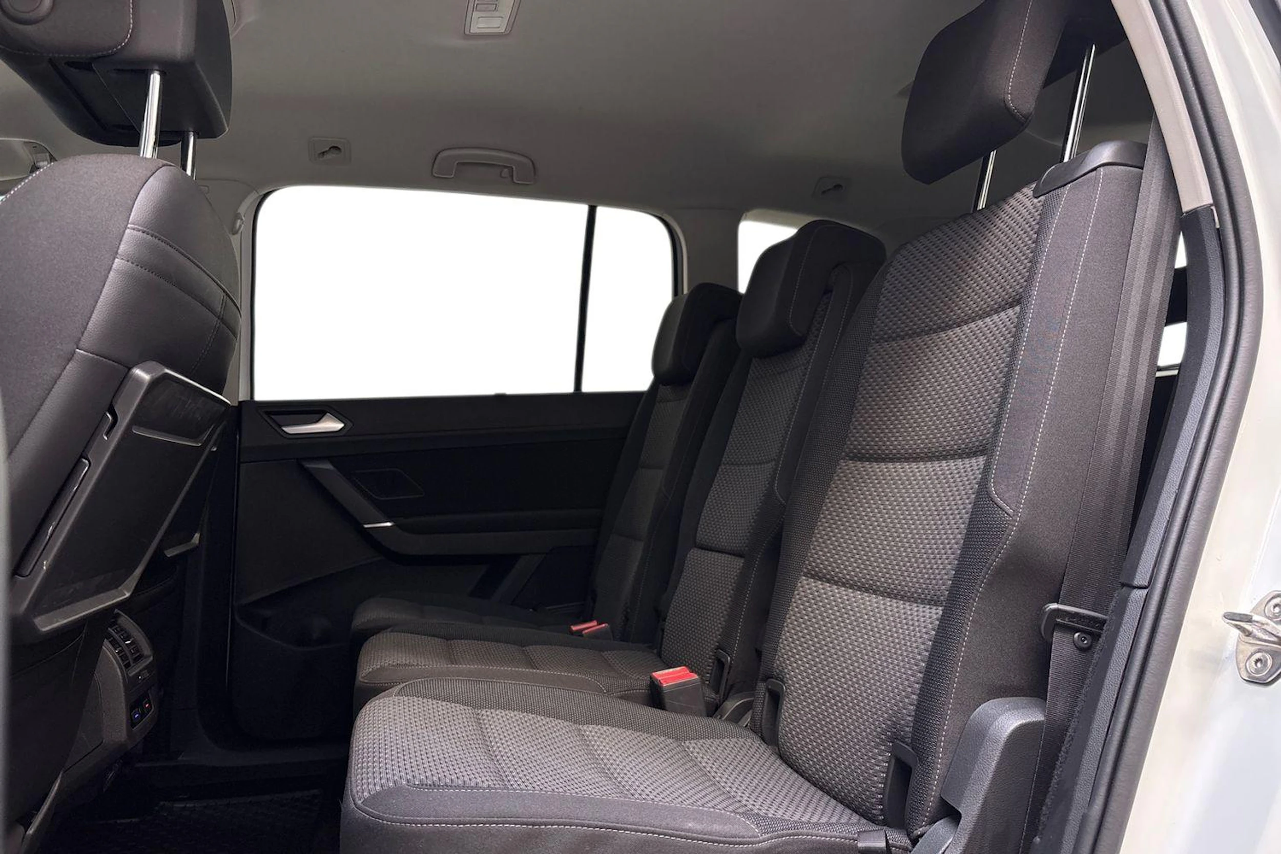 valkoinen Volkswagen Touran 2019 kuva 8.