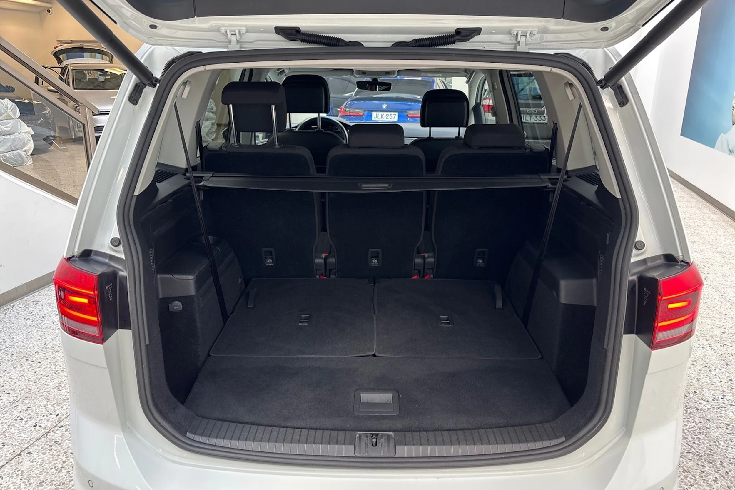 valkoinen Volkswagen Touran 2019 kuva 11.