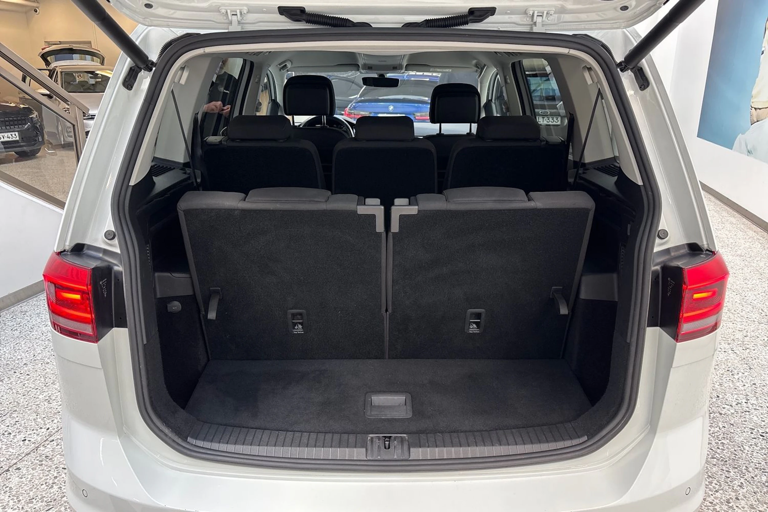 valkoinen Volkswagen Touran 2019 kuva 12.