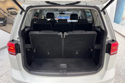 valkoinen Volkswagen Touran 2019 kuva 12.