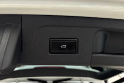 valkoinen Volkswagen Touran 2019 kuva 13.