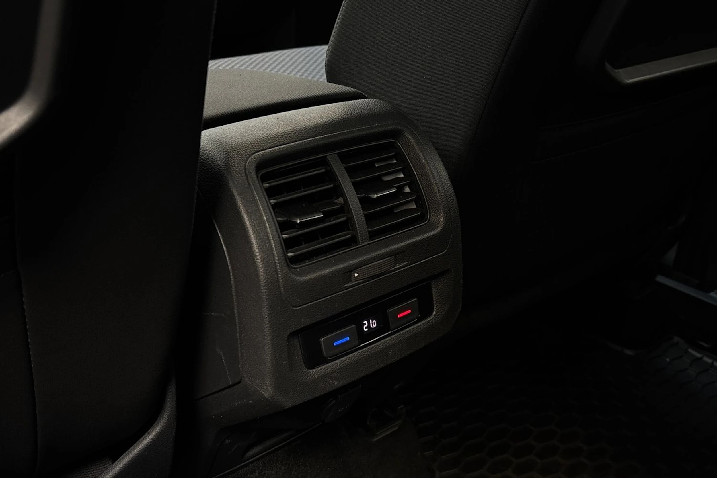 valkoinen Volkswagen Touran 2019 kuva 15.