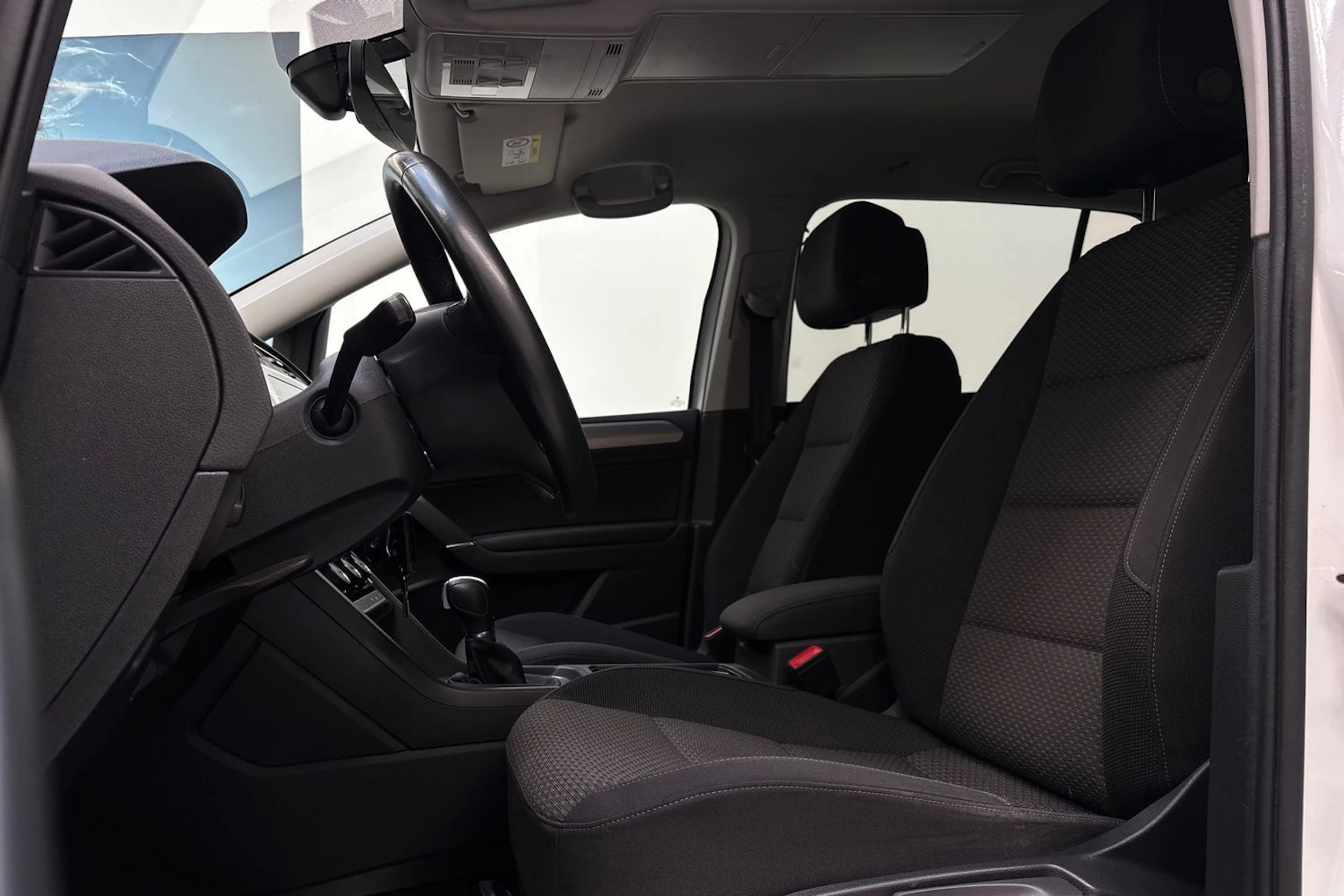 valkoinen Volkswagen Touran 2019 kuva 16.