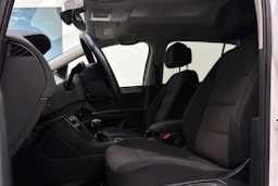 valkoinen Volkswagen Touran 2019 kuva 16.