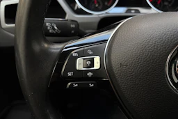 valkoinen Volkswagen Touran 2019 kuva 17.