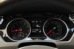 valkoinen Volkswagen Touran 2019 kuva 19.