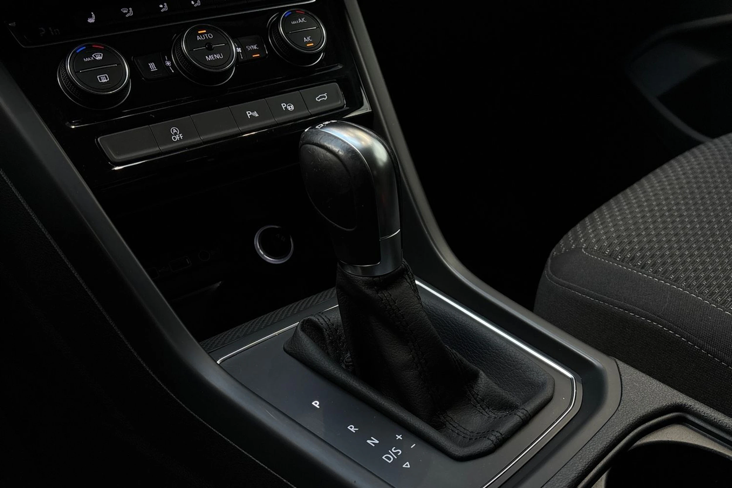valkoinen Volkswagen Touran 2019 kuva 20.