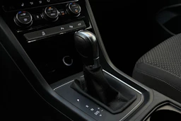 valkoinen Volkswagen Touran 2019 kuva 20.