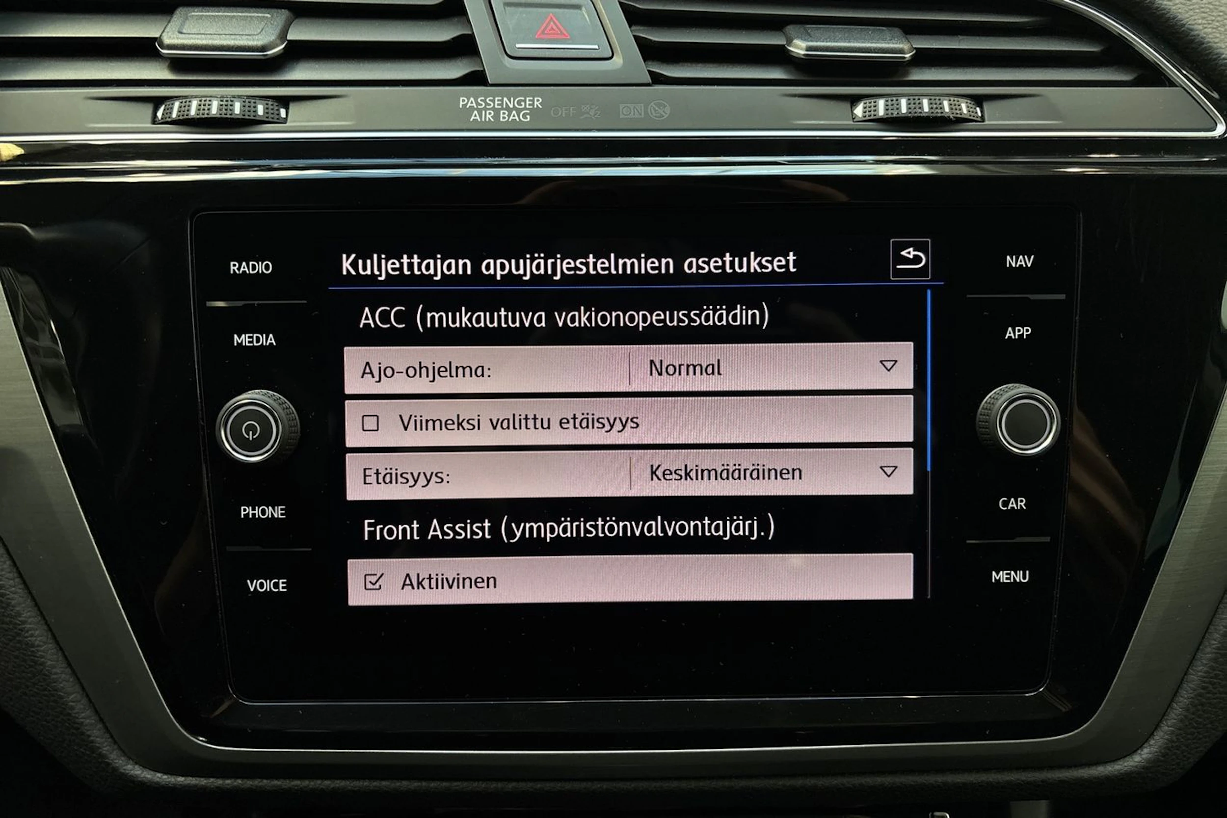 valkoinen Volkswagen Touran 2019 kuva 23.