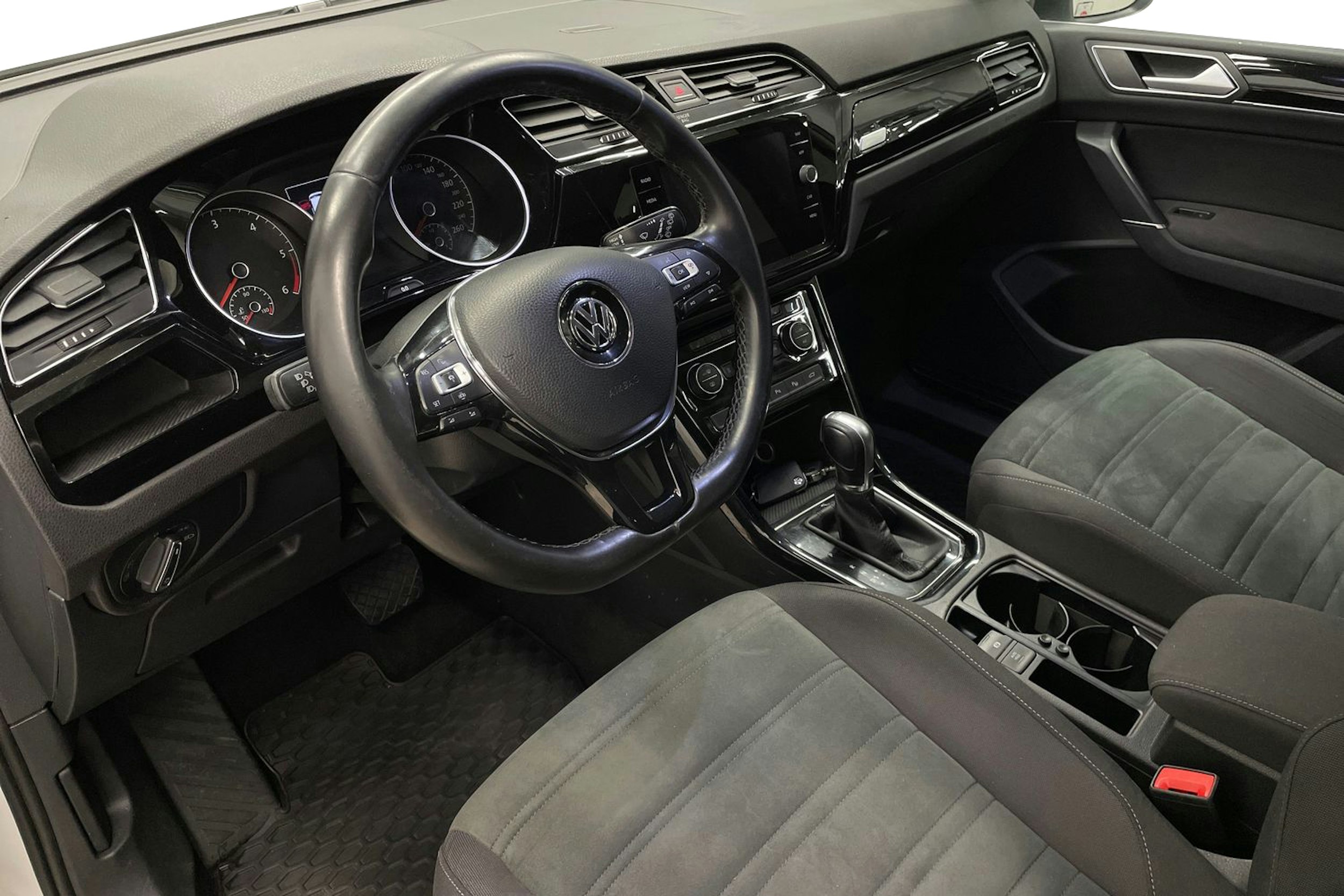 Valkoinen Volkswagen TOURAN 2019 kuva 7.