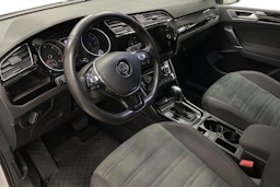 Valkoinen Volkswagen TOURAN 2019 kuva 7.