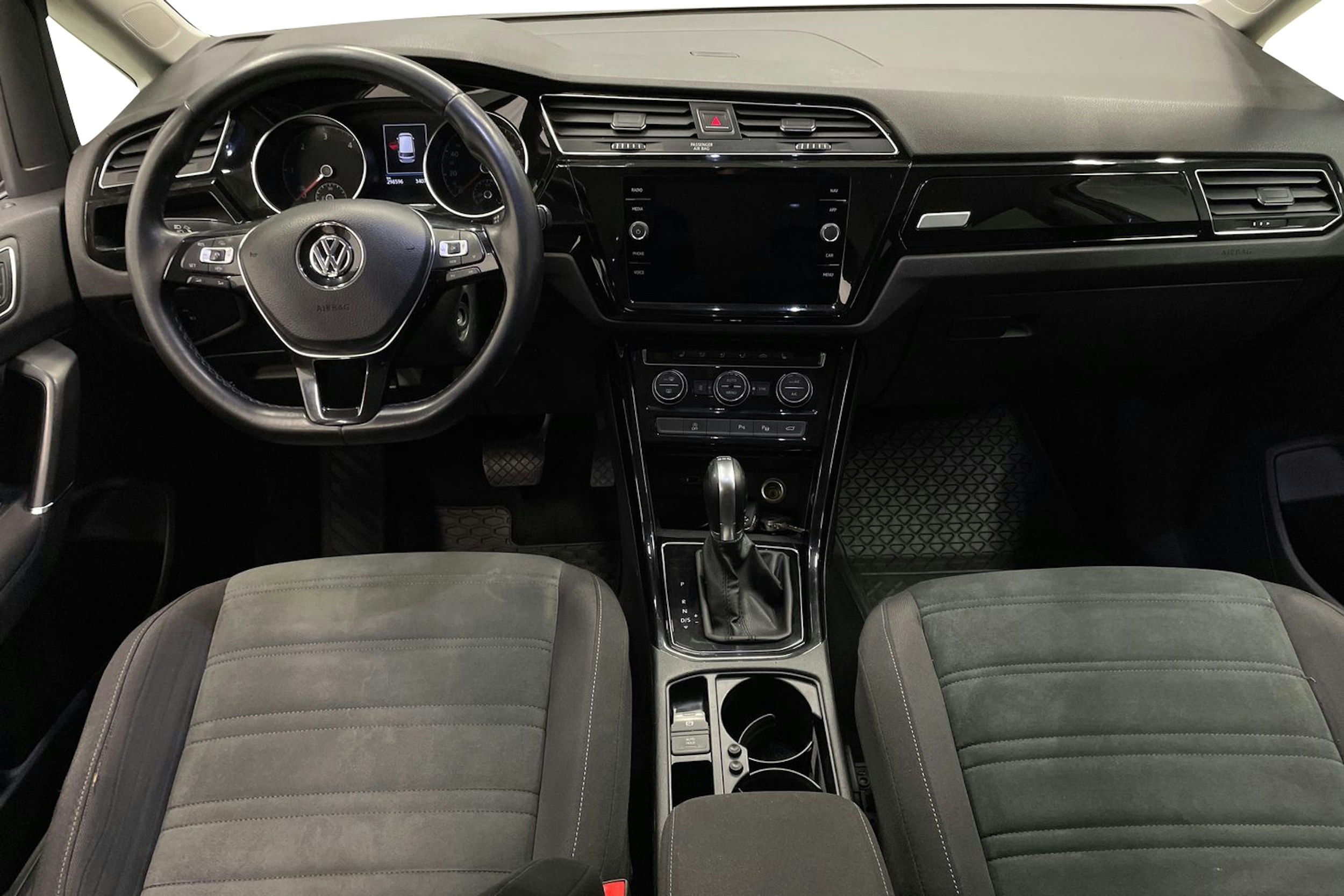 Valkoinen Volkswagen TOURAN 2019 kuva 9.