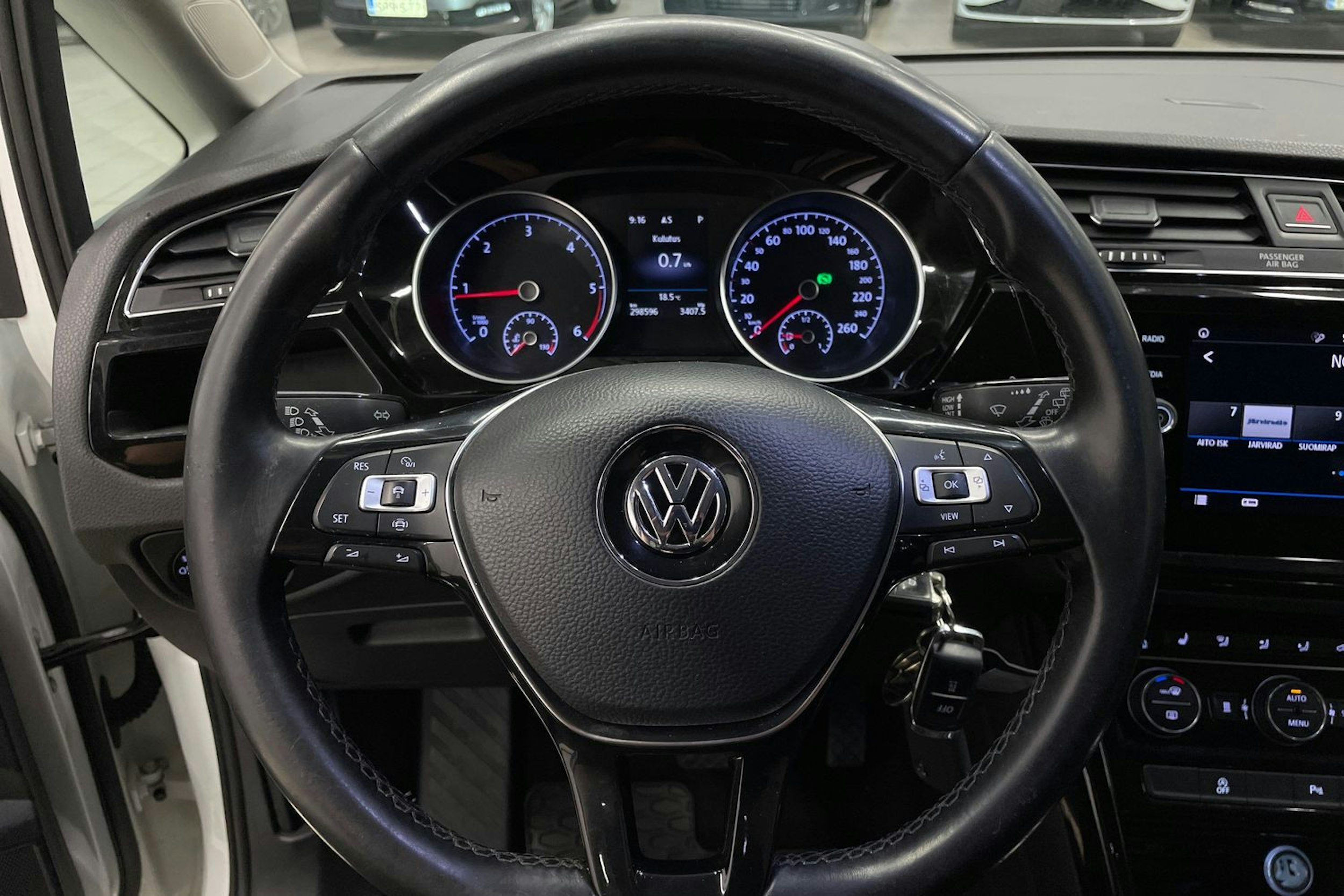 Valkoinen Volkswagen TOURAN 2019 kuva 15.