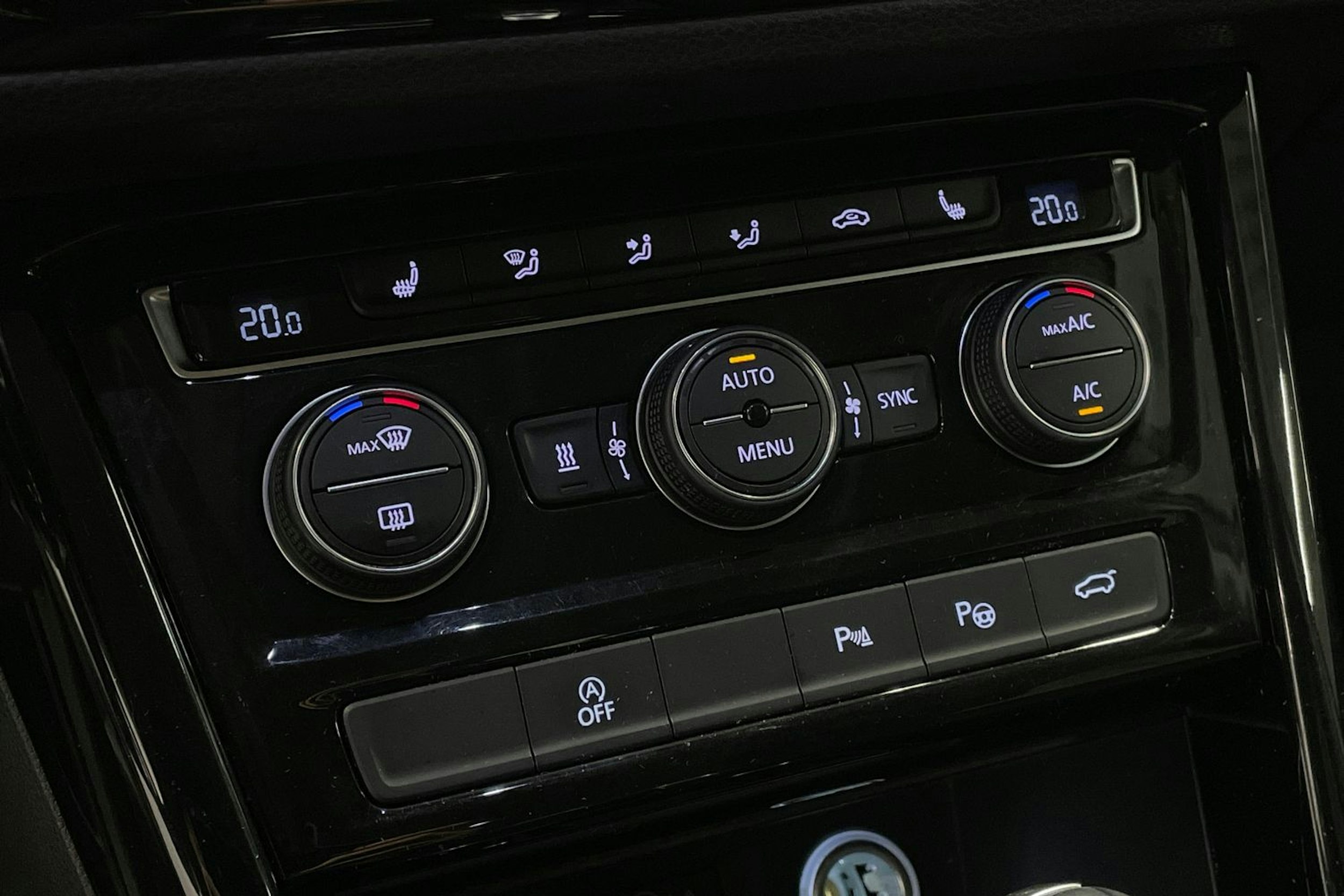 Valkoinen Volkswagen TOURAN 2019 kuva 19.