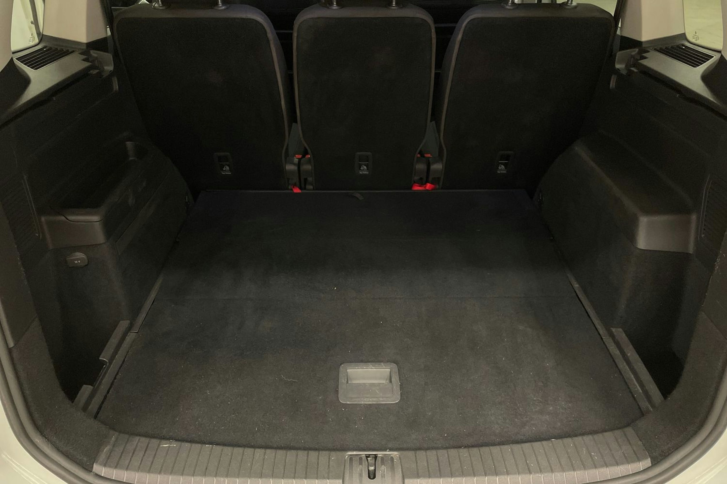 Valkoinen Volkswagen TOURAN 2019 kuva 22.