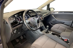 sininen Volkswagen Touran 2019 kuva 7.