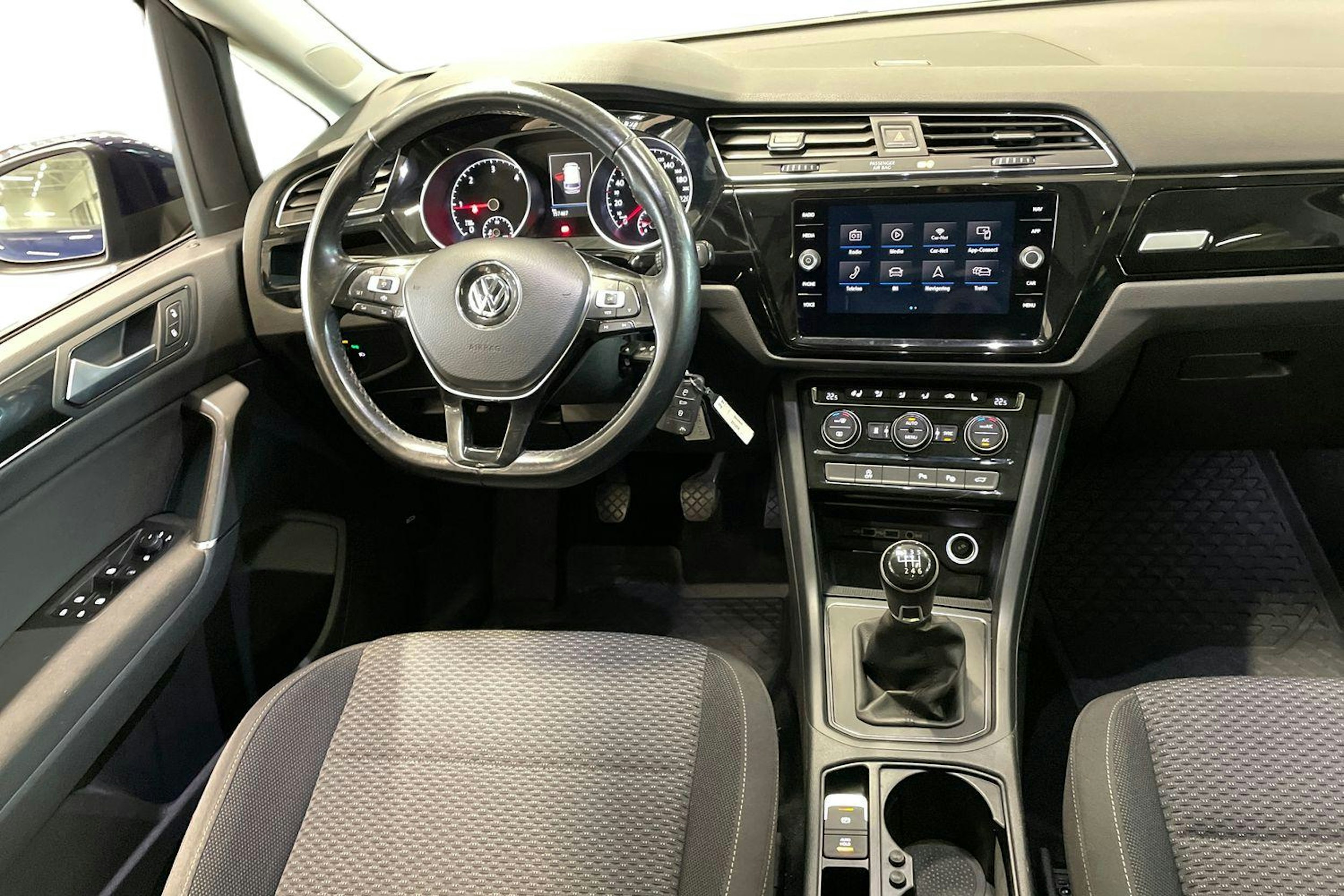 sininen Volkswagen Touran 2019 kuva 9.