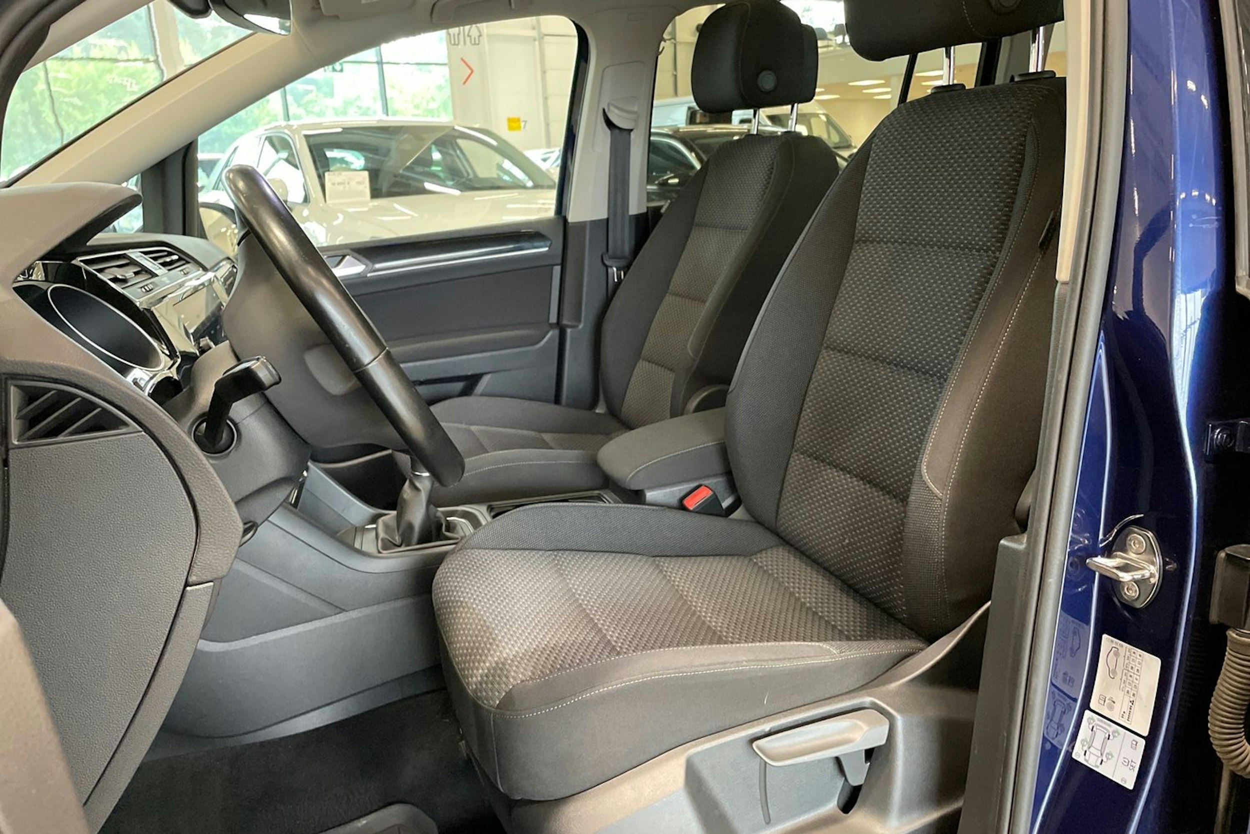 sininen Volkswagen Touran 2019 kuva 14.