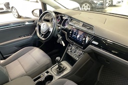sininen Volkswagen Touran 2019 kuva 15.