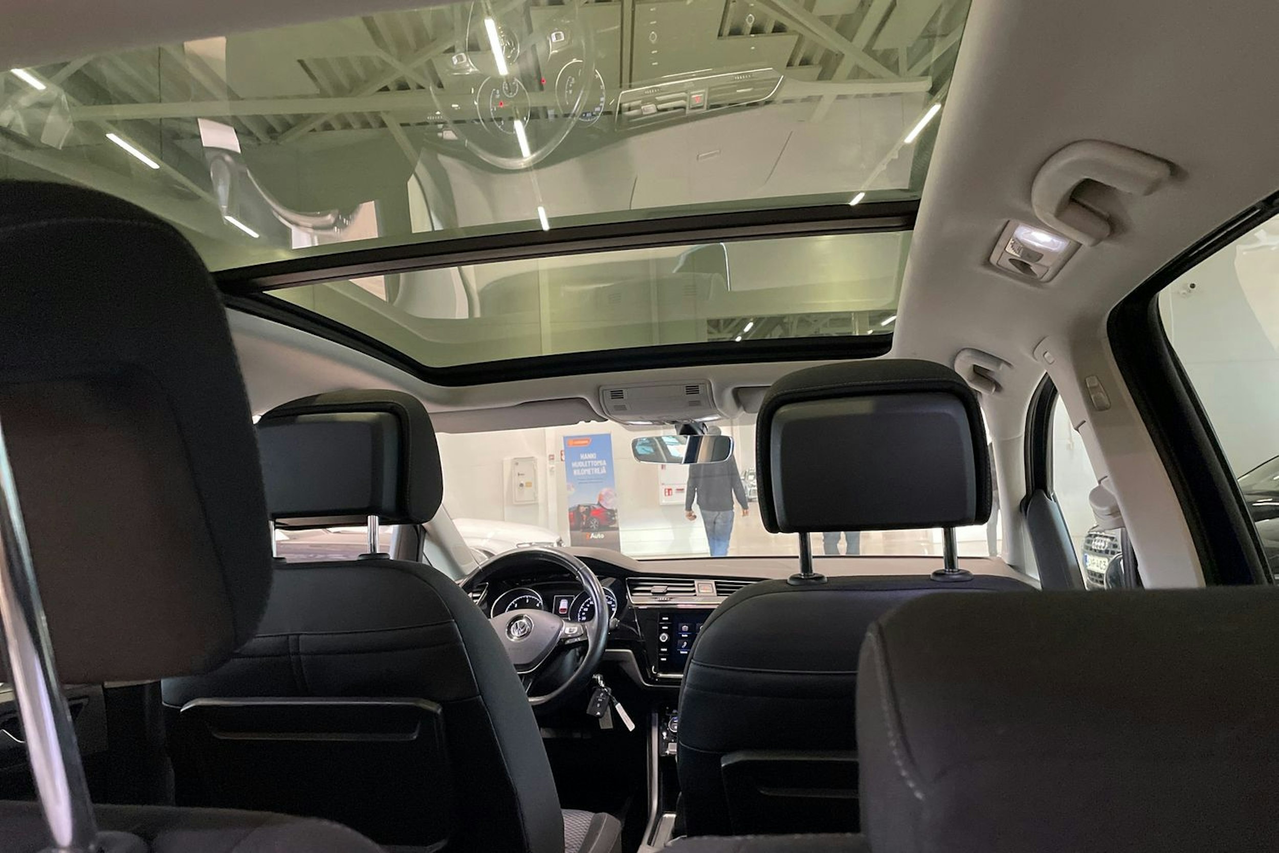 sininen Volkswagen Touran 2019 kuva 16.