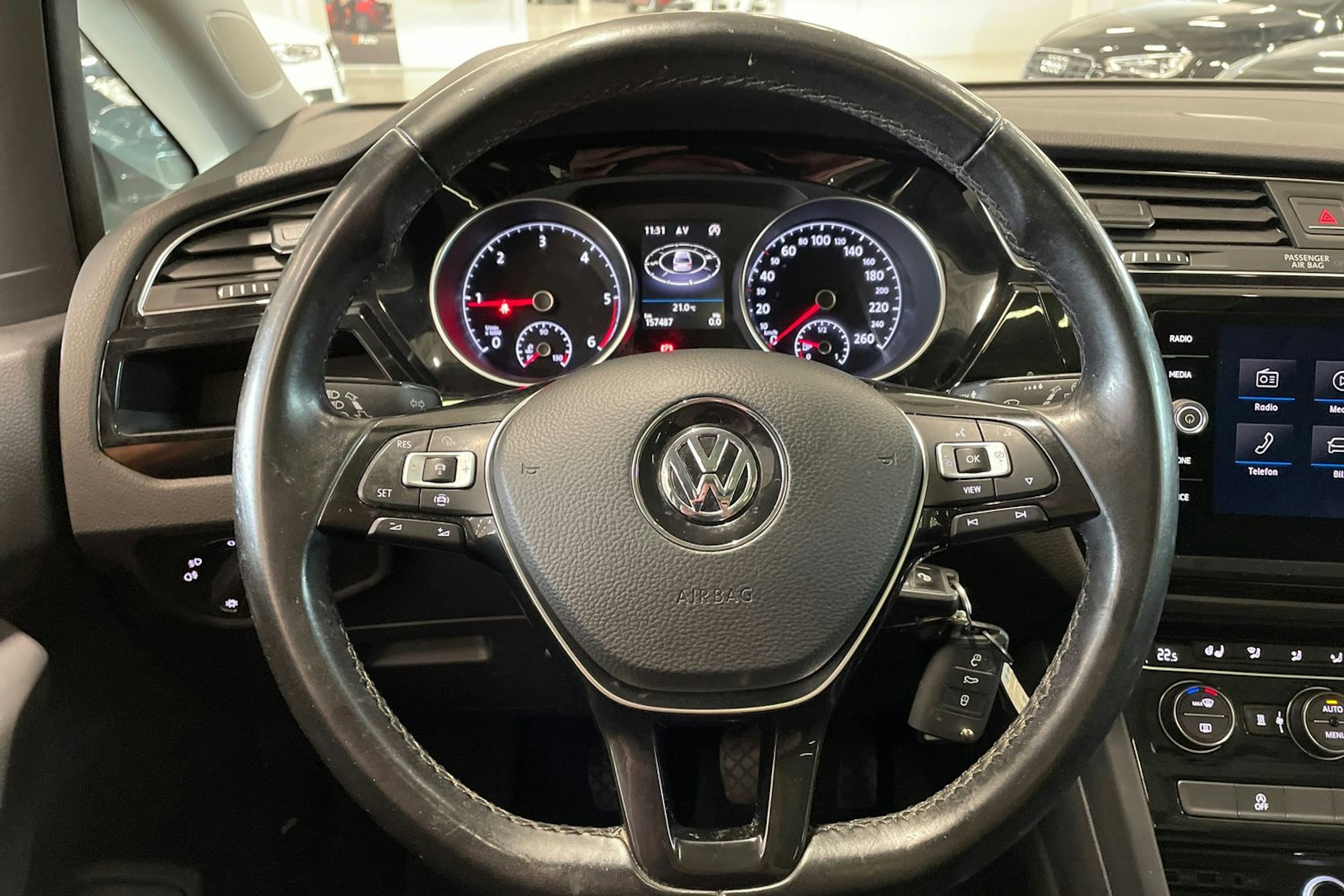 sininen Volkswagen Touran 2019 kuva 17.