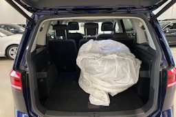 sininen Volkswagen Touran 2019 kuva 37.