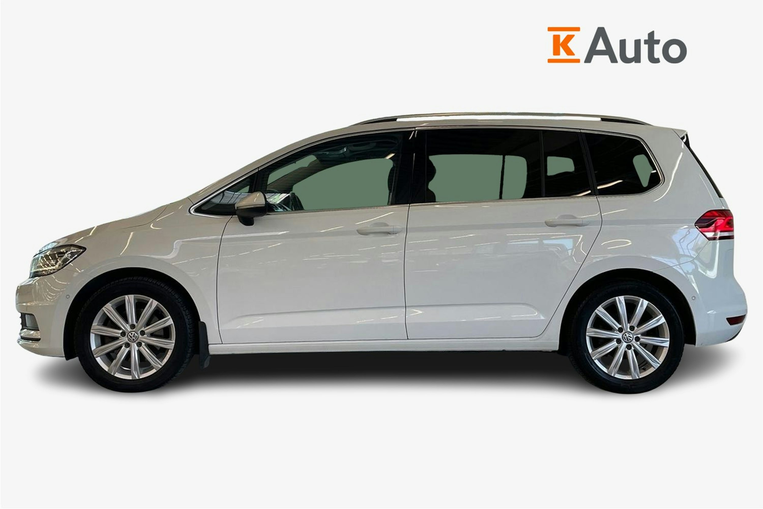 Valkoinen Volkswagen TOURAN 2019 kuva 6.