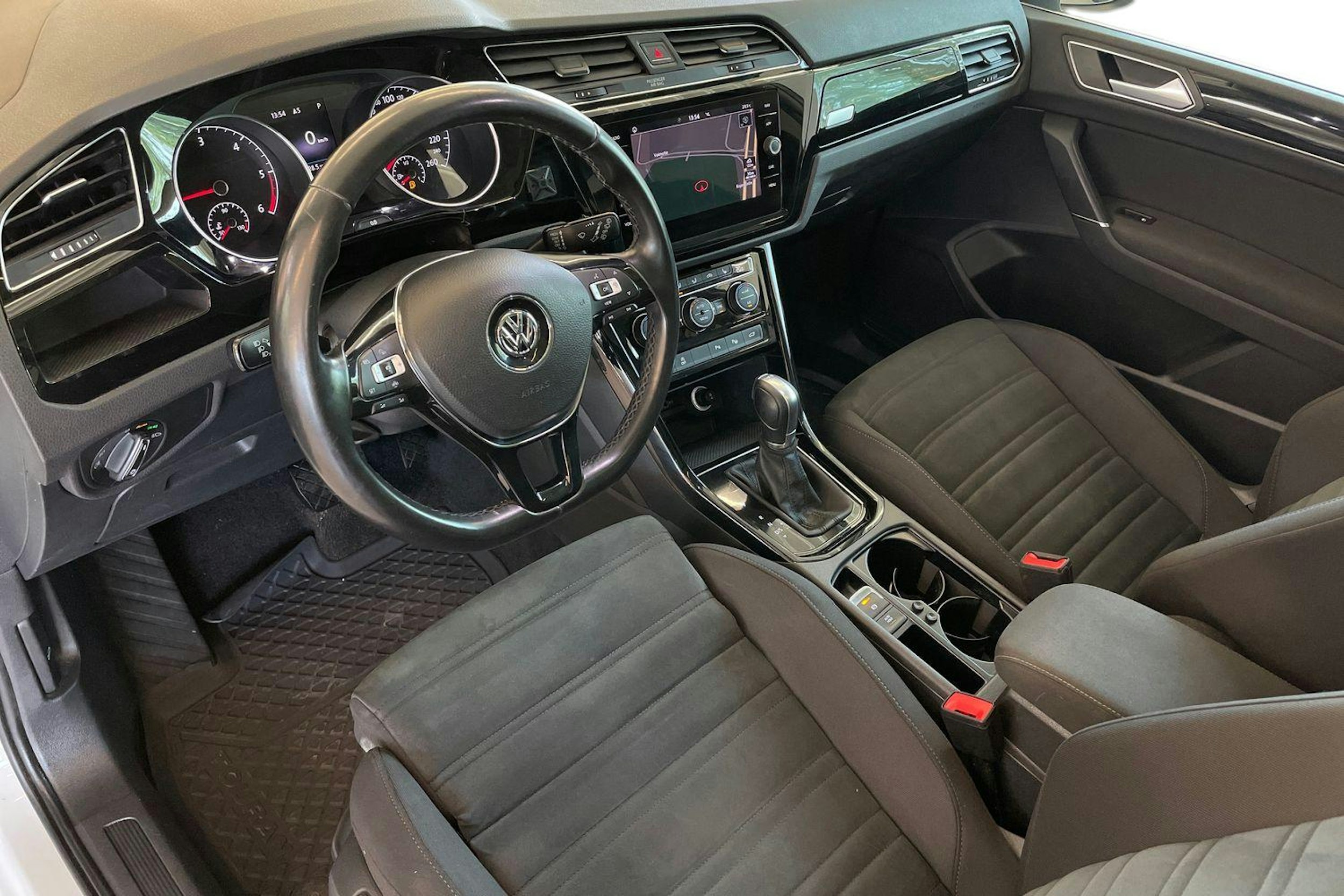 Valkoinen Volkswagen TOURAN 2019 kuva 7.