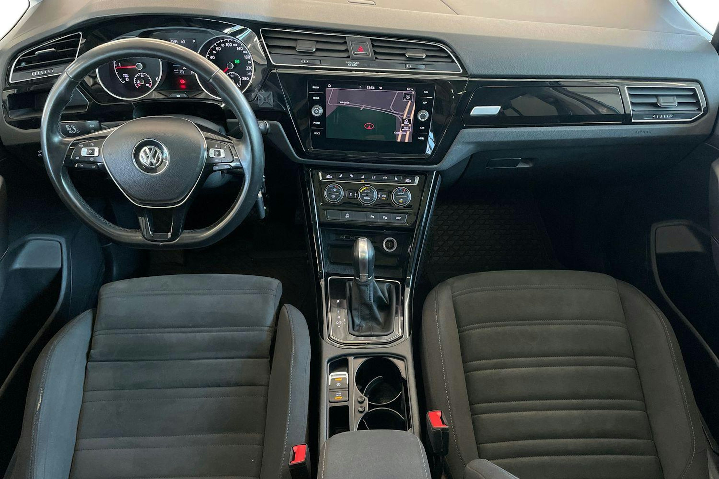 Valkoinen Volkswagen TOURAN 2019 kuva 9.