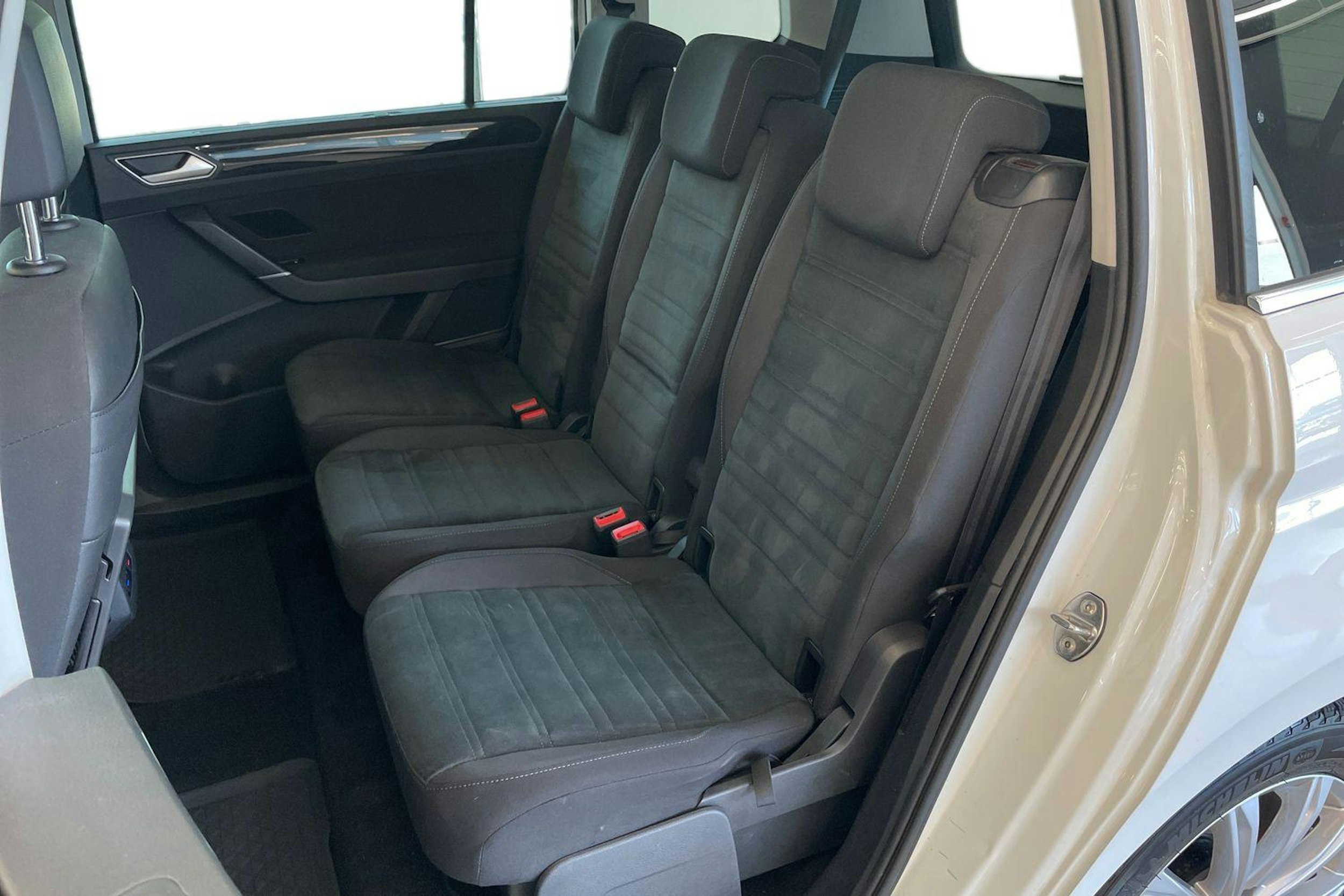 Valkoinen Volkswagen TOURAN 2019 kuva 10.