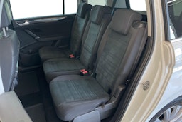 Valkoinen Volkswagen TOURAN 2019 kuva 10.