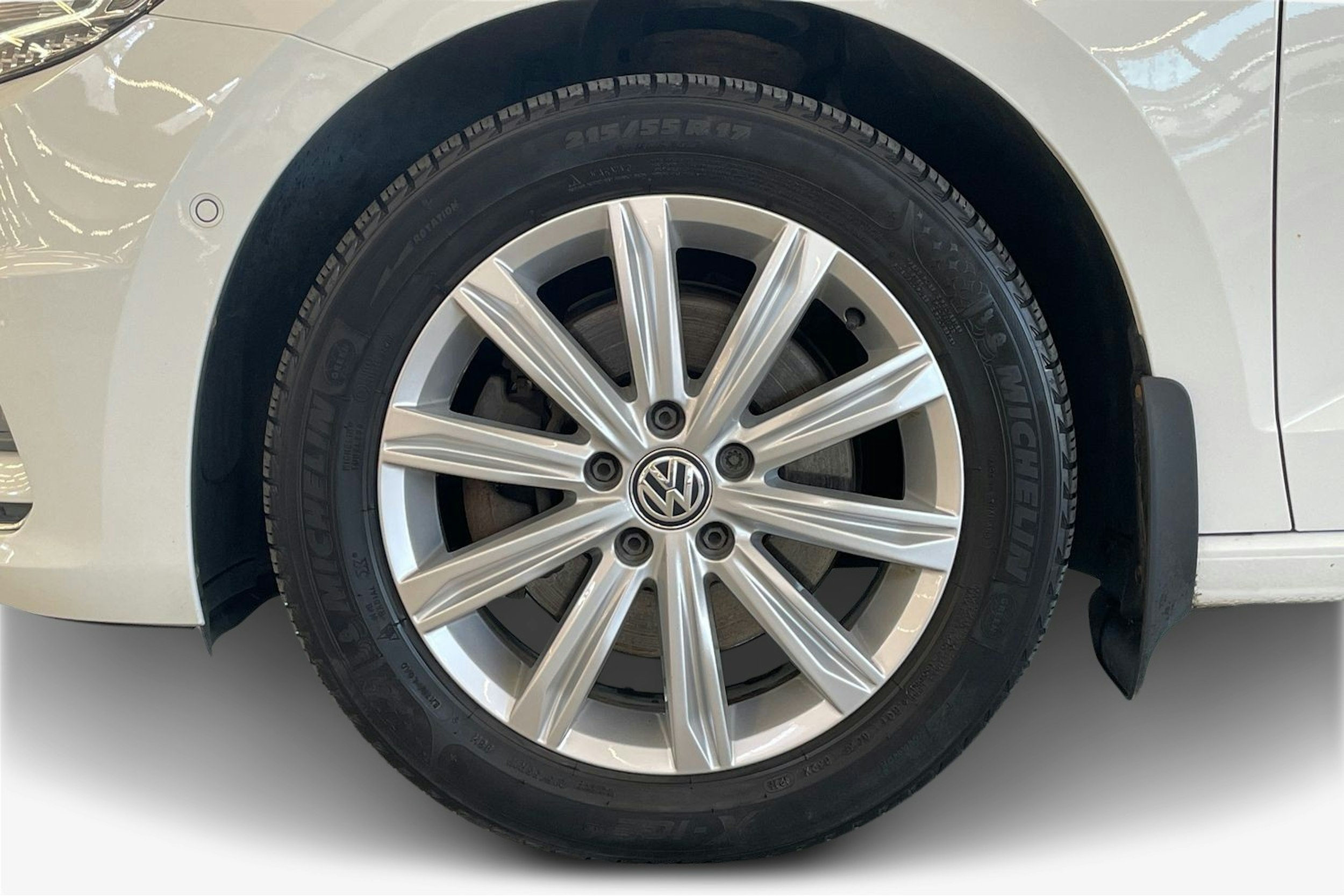 Valkoinen Volkswagen TOURAN 2019 kuva 11.