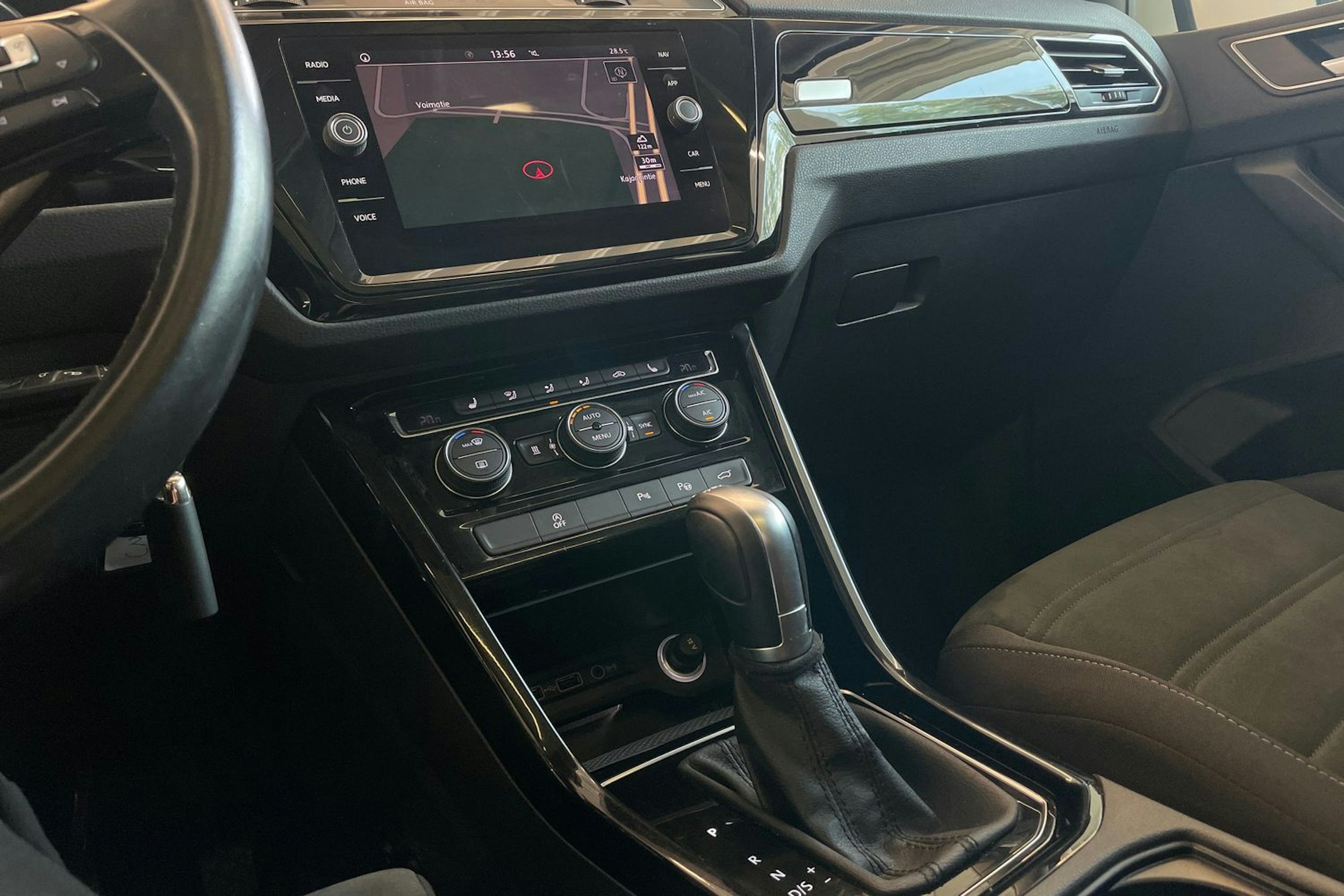 Valkoinen Volkswagen TOURAN 2019 kuva 18.