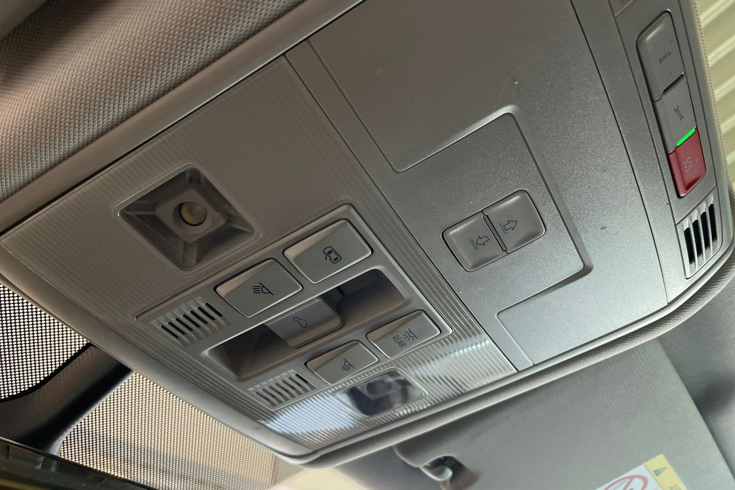 Valkoinen Volkswagen TOURAN 2019 kuva 23.